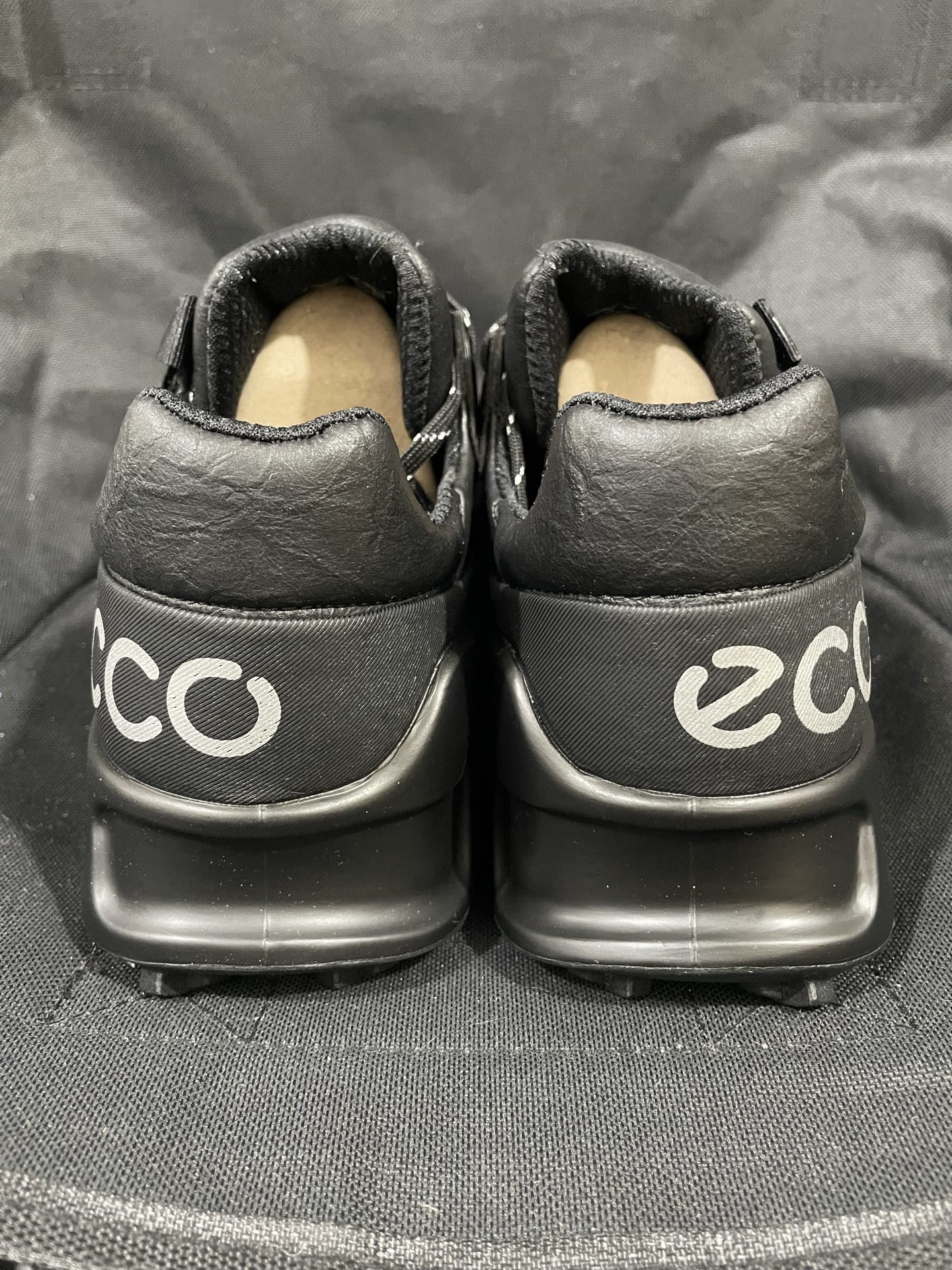 350💰国内最强
ecco爱步 户外抓地 牛皮耐磨 低帮 越野跑步鞋 男款

货号：82285401013
市场顶级版本！外观/细节 重新改进！
目前市售天花板性价比！
鞋垫工艺/中底仿压印 均有做 

高端商务人士必备！
支持无理由售后 含质保！