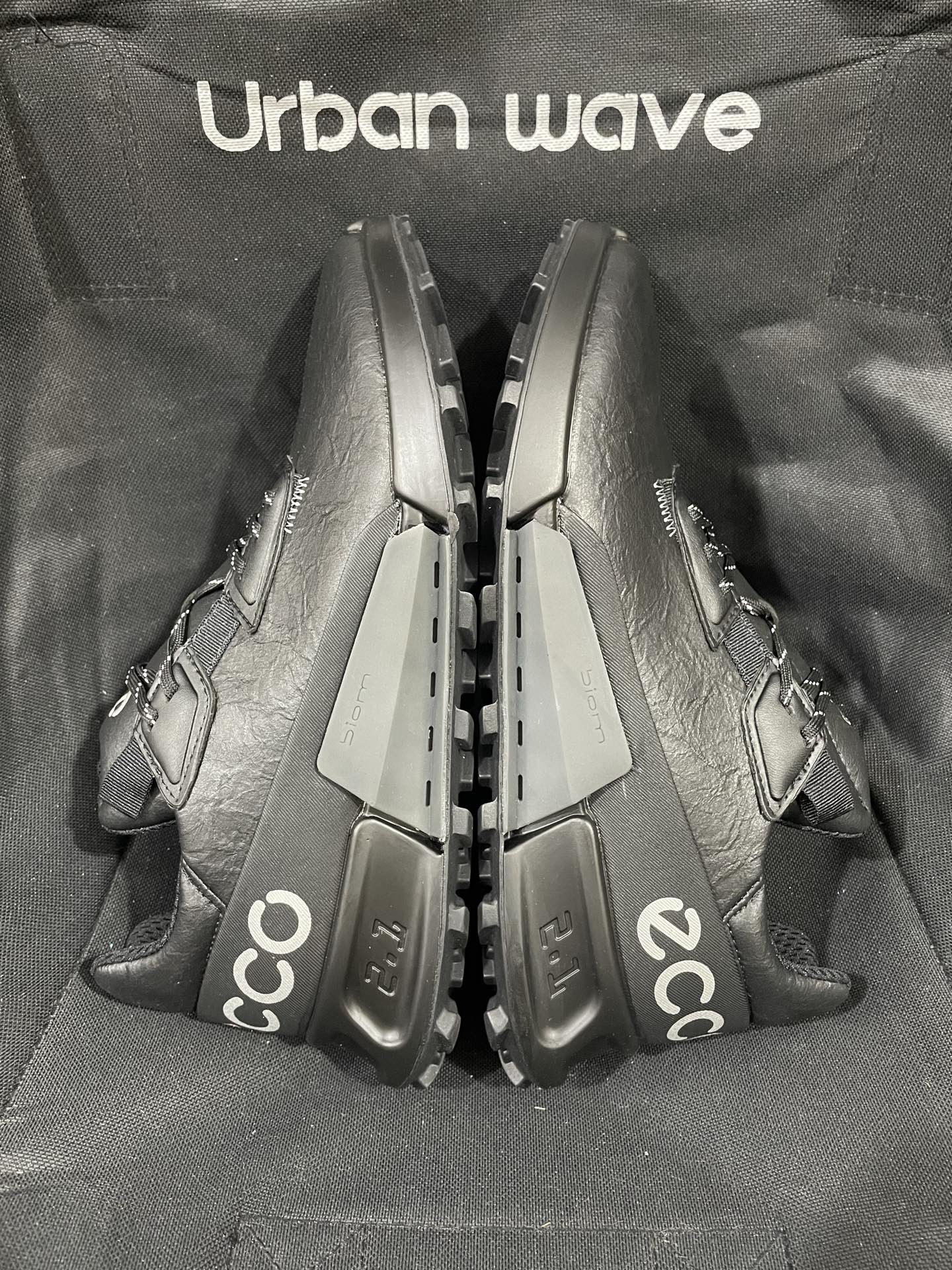 350💰国内最强
ecco爱步 户外抓地 牛皮耐磨 低帮 越野跑步鞋 男款

货号：82285401013
市场顶级版本！外观/细节 重新改进！
目前市售天花板性价比！
鞋垫工艺/中底仿压印 均有做 

高端商务人士必备！
支持无理由售后 含质保！