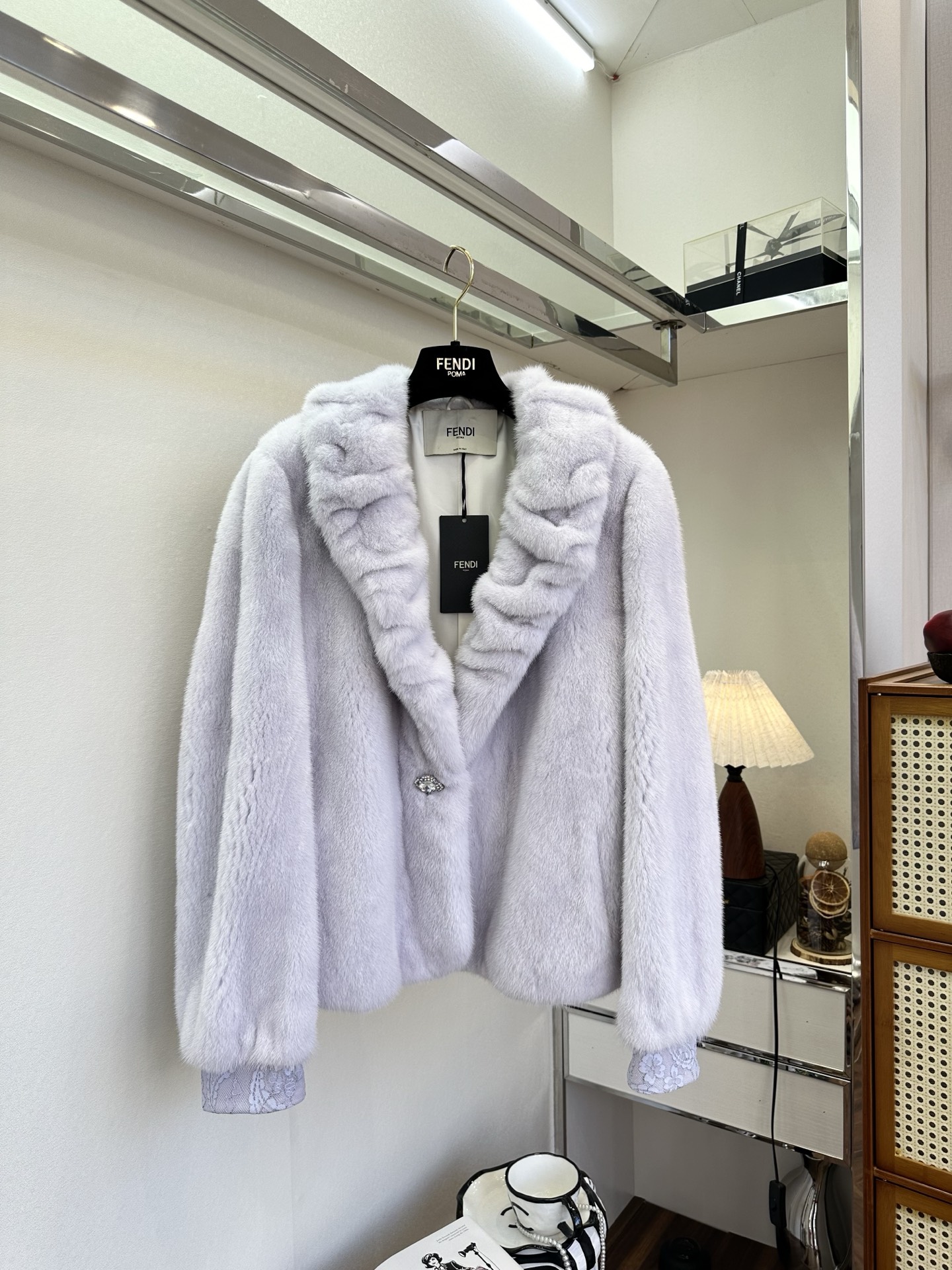 NO:636350,25 F The ultimate answer to luxury fur｜Russian SOB certified sable refuses the standardized assembly line texture. Each piece has the 'wild high-end sense' of the Siberian forest. The hair needles are short and dense, and the undervelve is as thick as gelatin. It reflects the soft luster like pearls under the light. It is not a deliberately polished fake shine, but the natural moist feeling of the hair scales.  Wearing it on the body gives this warmth a kingly aura, but also hides the gentle texture. It is the 'identity nameplate' of the fur industry, and it is also an unassuming luxury confidence. ●SIZE s m l ●, Fendi-clothing, fendi, alexander wang1986090925 F 顶奢皮草的终极答案｜俄罗斯SOB认证紫貂 拒绝标准化的流水线质感,每一件都带着西伯利亚森林的“野生高级感”毛针短而密,底绒厚如凝脂,在光线下折射出珍珠般的柔润光泽,不是刻意抛光的假亮,而是毛鳞片自带的莹润感 穿在身上让这份温暖既有王者气场,又藏着温柔肌理是皮草界的“身份铭牌”,更是不张扬的奢华底气 ●SIZE s m l ●,芬迪-服装,fendi,alexander wang,Women's clothing