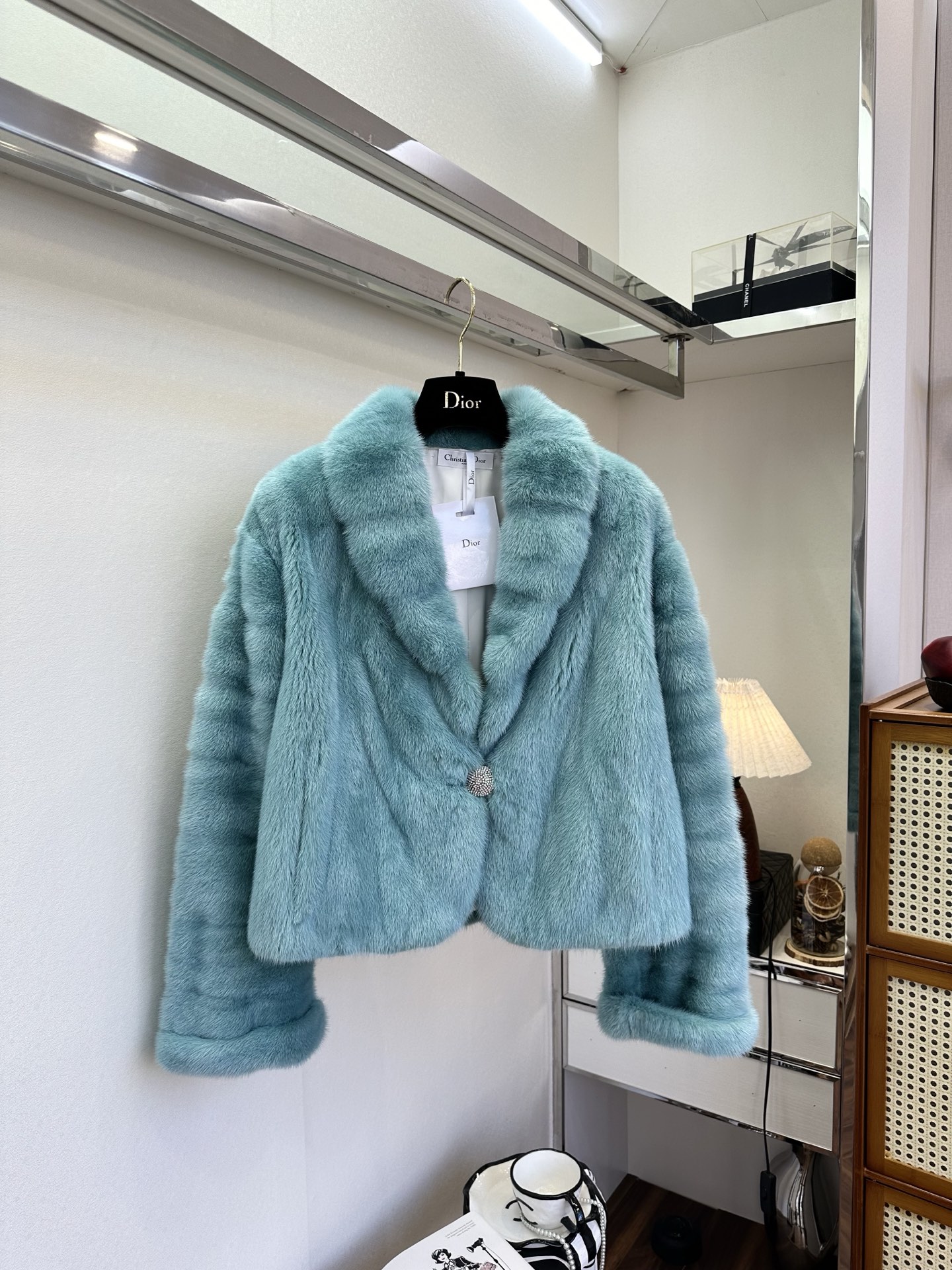 NO:636346,25 F imported Copenhagen mink, natural mink selected from crown-level high-quality mink, with dense and rich undervelve, soft and smooth feel, delicate and comfortable texture. The mink color presents a pearl-like soft and lustrous halo, with a soft temperament and a white upper body!  The glossy mink hair is uniform in color and has strong heat storage capacity. Each piece is made of high-quality materials that have been carefully screened ~ from dyeing to leather matching to fur cutting, every cut is purely handmade by the master. ●SIZE s m l ●, Dior-clothing, dior, alexander wang1986090925 F 进口哥本哈根水貂,天然水貂甄选皇冠级别优质水貂,底绒密实丰厚,手感柔软顺滑,质感细腻舒适.水貂颜色呈现珍珠般柔美的莹润光晕,气质柔美上身显白！光泽透亮的水貂毛色泽均匀.蓄温能留超强,每一张都是经过层层筛选的好料~从染色到配皮再到切割裘皮,每一刀切割都是师傅的纯手工制作. ●SIZE s m l ●,迪奥-服装,dior,alexander wang,Women's clothing