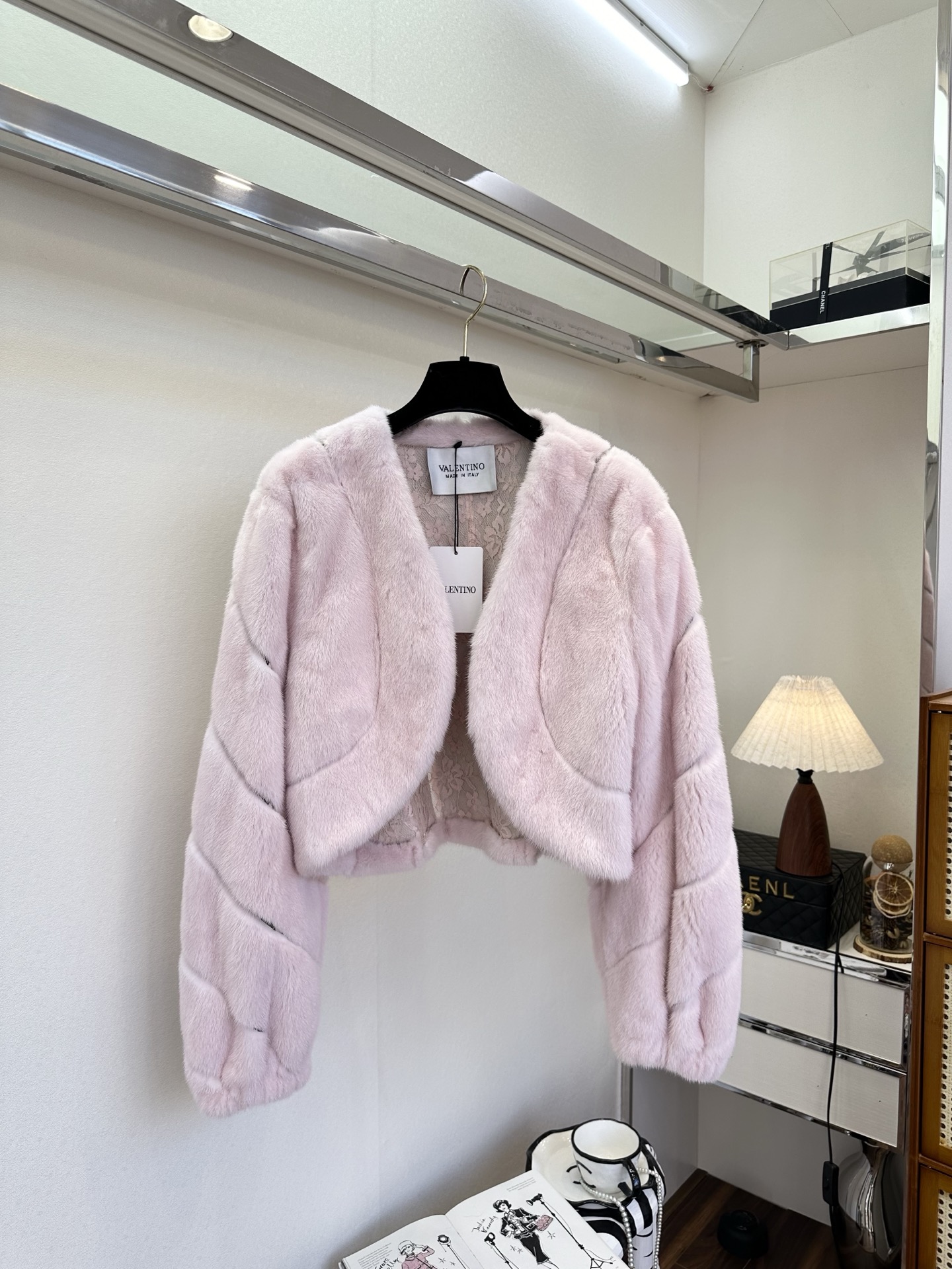 NO:636335,25 F The ultimate answer to luxury fur｜Russian SOB certified sable refuses the standardized assembly line texture. Each piece has the 'wild high-end sense' of the Siberian forest. The hair needles are short and dense, and the undervelve is as thick as gelatin. It reflects the soft luster like pearls under the light. It is not a deliberately polished fake shine, but the natural moist feeling of the hair scales.  Wearing it on the body makes this warmth have a kingly aura, but also hides the gentle texture. It is the 'identity nameplate' of the fur industry, and it is also an unobtrusive luxury confidence. The lace is used as lining and the vertical stripe cut texture reveals the softness of the lace, making the fur mink elegant and soft. ●SIZE F ●, Valentino-clothing, valentino, alexander wang1986090925 F 顶奢皮草的终极答案｜俄罗斯SOB认证紫貂 拒绝标准化的流水线质感,每一件都带着西伯利亚森林的“野生高级感”毛针短而密,底绒厚如凝脂,在光线下折射出珍珠般的柔润光泽,不是刻意抛光的假亮,而是毛鳞片自带的莹润感 穿在身上让这份温暖既有王者气场,又藏着温柔肌理是皮草界的“身份铭牌”,更是不张扬的奢华底气 蕾丝做内衬 竖条断切纹理 透视出蕾丝的柔美 让皮草水貂高雅又柔美 ●SIZE F ●,华伦天奴-服装,valentino,alexander wang,Women's clothing