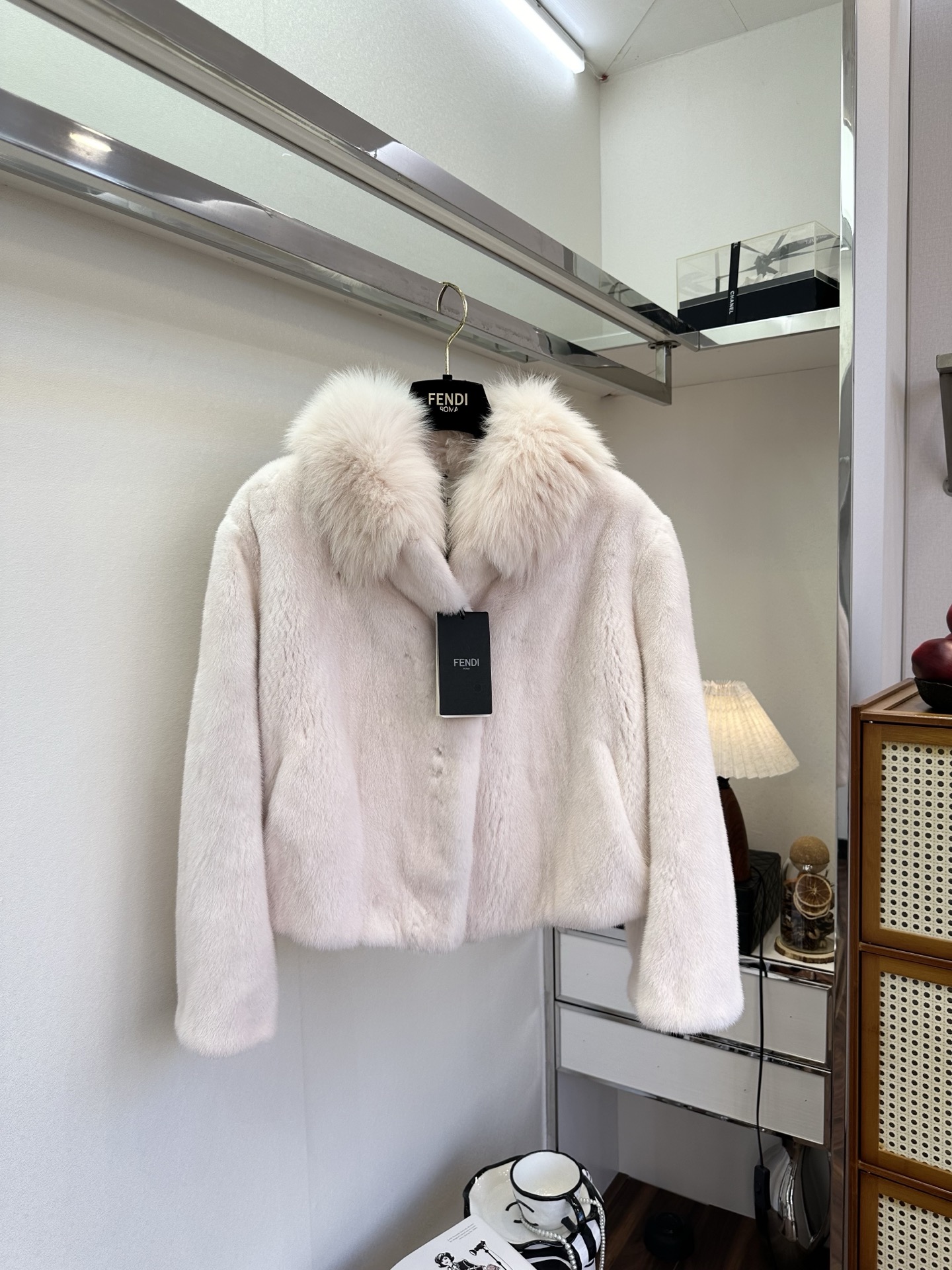 NO:636340,25 Here comes the tough stuff, the velvet-level Crown Mink Fur Coat. The whole piece of clothing is more than indulgent and luxurious. It has top quality visible to the naked eye. The hair is dense, the undervelve is rich, the gloss is excellent, the fox neck hair, the fur collar, the visual sense of the chaebol heroine 0 ●SIZE s m●, Fendi-clothing, fendi, alexander wang1986090925 狠货来了,天鹅绒级别的皇冠水貂裘皮大衣 整件衣服岂止纵容华贵能概括的了的,肉眼可见的顶级品质 毛质茂密 底绒丰厚 光泽度极好 狐狸颈毛 毛领 财阀女主的即视感0 ●SIZE s m●,芬迪-服装,fendi,alexander wang,Women's clothing