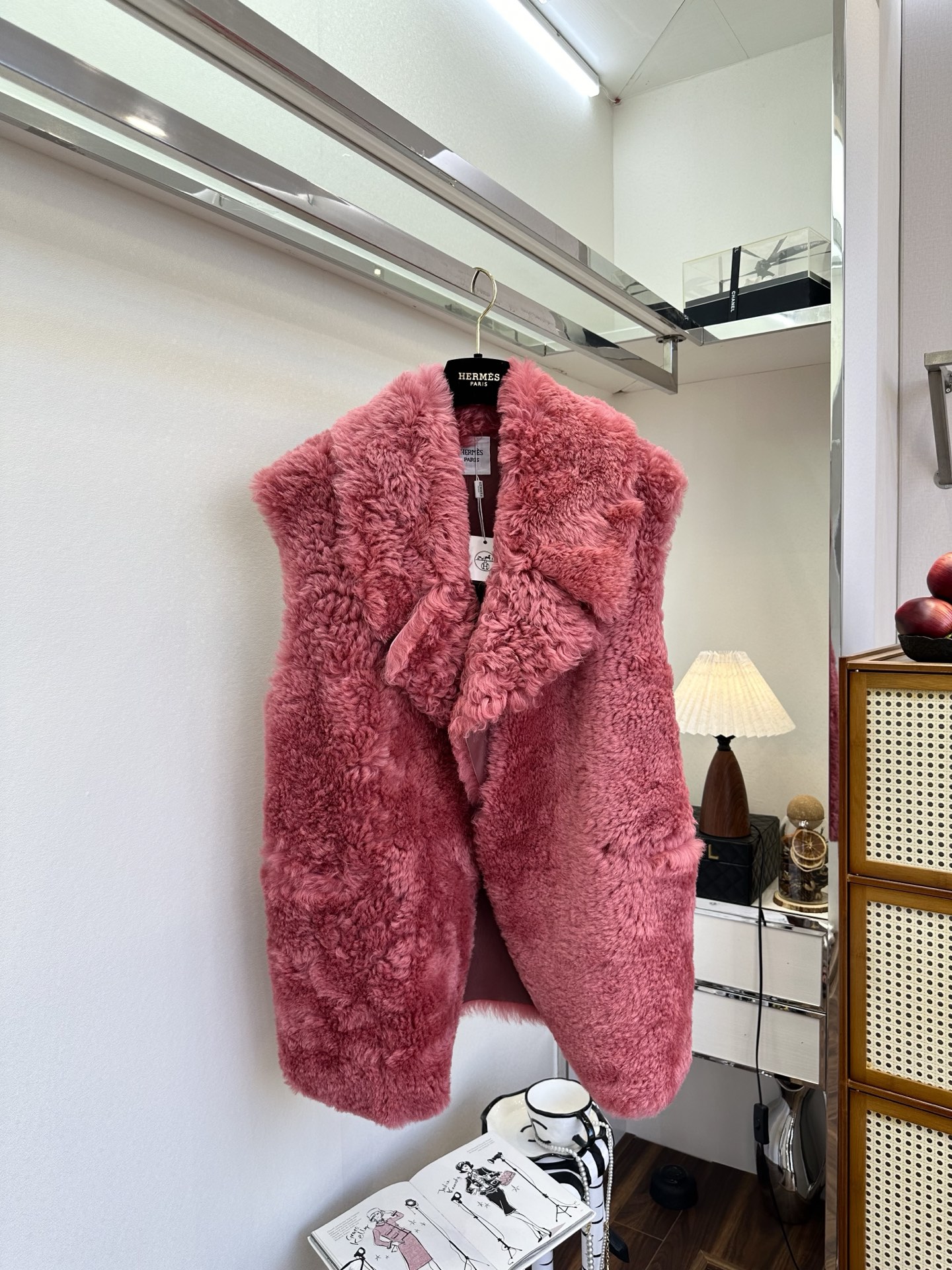 NO:636342,25 An Australian Newson fur vest unlocks the password of the autumn and winter atmosphere. The Australian native fur has a delicate luster and a soft touch like a cloud. The simple tailoring highlights the sense of luxury. It is gentle and healing when paired with a long skirt. It is casual and cool with jeans. It is easy to wear an effortless light luxury style. SIZE s m L●, Hermès-clothing, hermes, skirts, jeans, alexander wang1986090925 一件澳洲纽森毛马甲,解锁秋冬氛围感密码.澳洲原生皮毛自带细腻光泽,柔软触感如云包裹,简约剪裁凸显高级感,搭配长裙温柔治愈,配牛仔裤随性飒爽,轻松穿出不费力的轻奢格调. ●SIZE s m L●,爱马仕-服装,hermes,skirts,jeans,alexander wang,Women's clothing