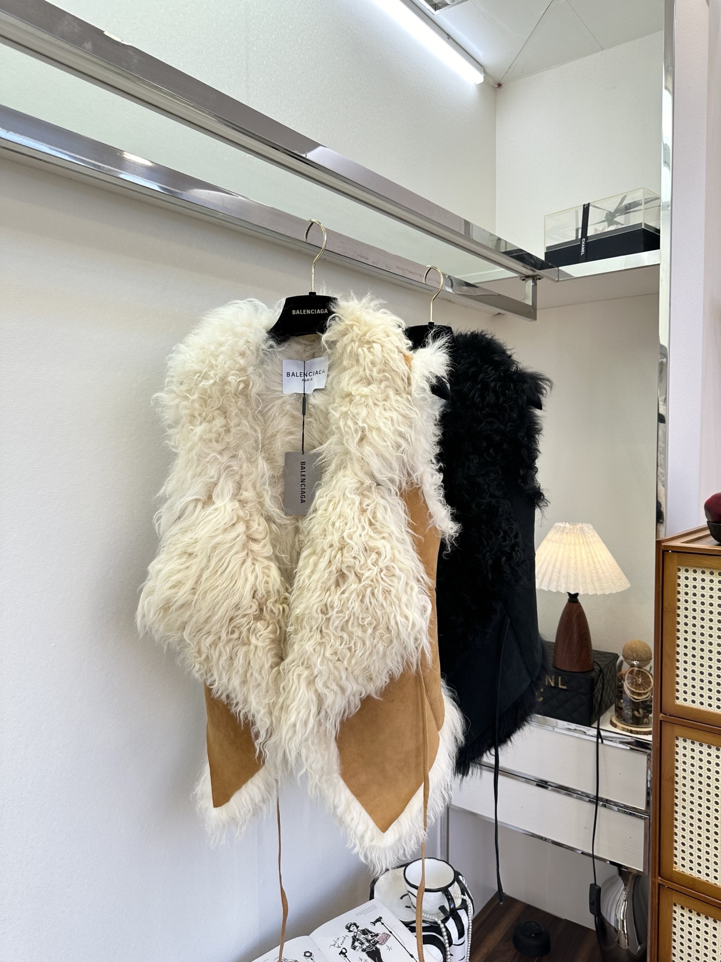 NO:636339,25 Tigrado wool fur all-in-one vest brings original wildness, and the loose vest version accommodates all kinds of body shapes. The fluffy fur surface and the rough leather surface collide to create a unique texture. Pair it with ripped jeans, thick-soled boots, or layered with a tactical vest to unlock the wasteland mix and match style, keep warm without being bulky, and show your free and unrestrained personality. ●SIZE s m L●, Balenciaga-clothing, balenciaga, boots, jeans, alexander wang1986090925 提格拉多羊毛皮毛一体马甲 自带原始野性,宽松马甲版型包容各种身材,毛面的蓬松与皮面的粗糙碰撞出独特质感.搭配破洞牛仔裤、厚底靴,或叠穿战术马甲,解锁废土混搭玩法,保暖不臃肿,尽显自由奔放的个性态度. ●SIZE s m L●,巴黎世家-服装,balenciaga,boots,jeans,alexander wang,Women's clothing