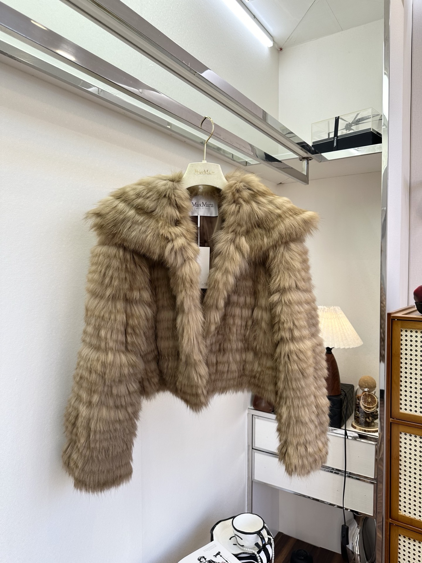 NO:636308,25 The soft fox fur large lapel woven fur jacket is like wrapping a cloud around the body. The delicate texture of the woven fur neutralizes the heavy feeling of the fur. The soft tones are paired with a loose silhouette, layered with a knitted skirt or turtleneck, and comes with a gentle filter. It is suitable for daily commuting and weekend dates. It can also be worn in the cold winter to create a healing atmosphere. ●SIZE F●, Maxmara-clothing, skirts, jackets & coats, alexander wang1986090925 软乎乎的狐狸毛大翻领编制皮草外套 像把云朵裹在身上,编制皮草的细腻纹理中和了皮草的厚重感.柔和色调搭配宽松廓形,叠穿针织裙或高领衫,自带温柔滤镜,日常通勤、周末约会都合适,冷冬里也能穿出治愈系氛围感. ●SIZE F●,麦丝玛拉-服装,skirts,jackets & coats,alexander wang,Women's clothing