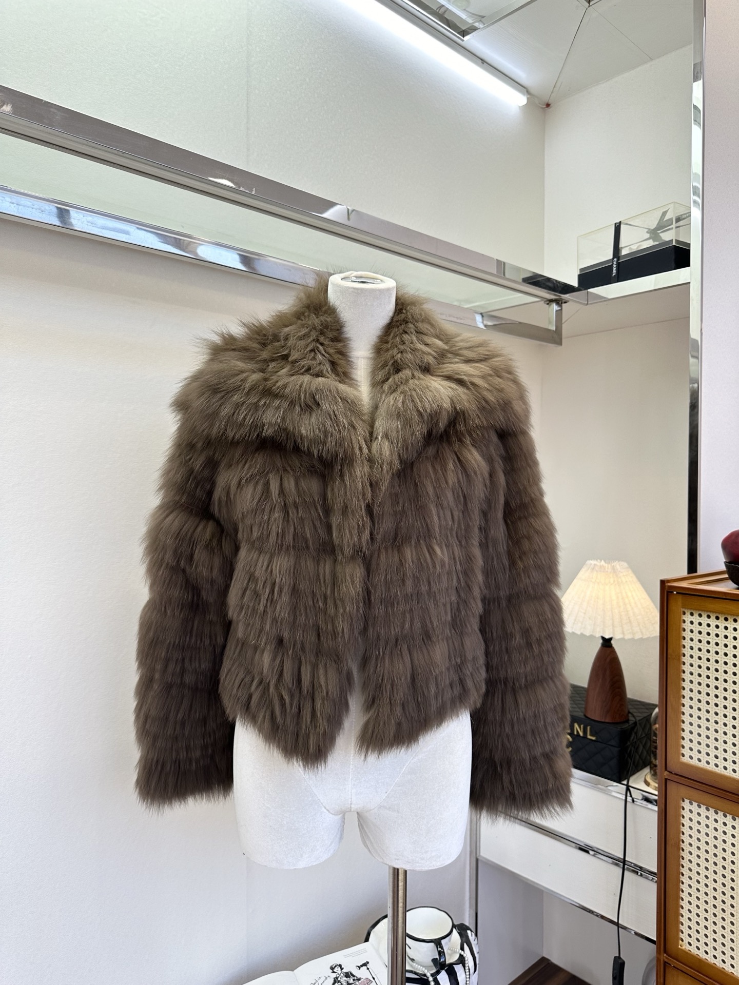 NO:636309,25 The soft fox fur woven fur coat with large lapels is like wrapping a cloud around the body. The delicate texture of the woven fur neutralizes the heavy feeling of the fur. The soft tones are matched with a loose silhouette, layered with a knitted skirt or turtleneck, and comes with a gentle filter. It is suitable for daily commuting and weekend dates. It can also be worn in the cold winter to create a healing atmosphere. ●SIZE F●, Maxmara-clothing, skirts, jackets & coats, alexander wang1986090925 软乎乎的狐狸毛大翻领编制皮草外套 像把云朵裹在身上,编制皮草的细腻纹理中和了皮草的厚重感.柔和色调搭配宽松廓形,叠穿针织裙或高领衫,自带温柔滤镜,日常通勤、周末约会都合适,冷冬里也能穿出治愈系氛围感. ●SIZE F●,麦丝玛拉-服装,skirts,jackets & coats,alexander wang,Women's clothing