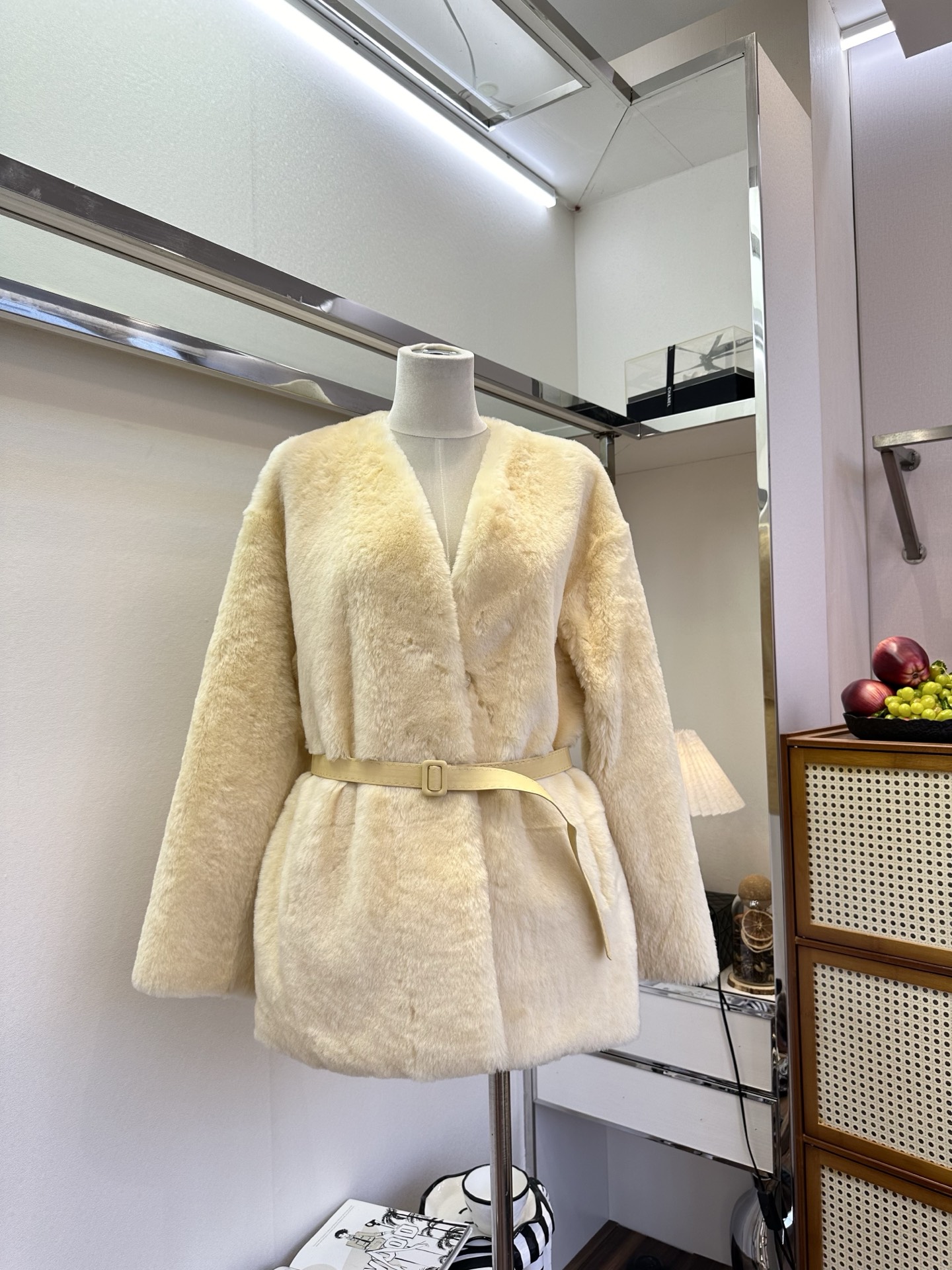 NO:676851,25 I really love this merino mid-length lace-up fur one piece |, native luxury and warmth  Style has its own style. When the softness of merino wool meets the texture of genuine leather, this autumn and winter luxury product is achieved. The mid-length silhouette embraces the body shape, and the neat laces outline the waistline, breaking the heavy stereotype of fur. The natural texture of native fur has its own advanced filter. Whether you are layering a high-neck knitted stroll on the street, or pairing it with a long skirt for a dinner date, you can interpret your unique taste with a low-key sense of luxury, allowing warmth and style to go together. ●SIZE s m  ●,women's clothing,skirts,1986090925 真的爱了这款美利奴中长款系带皮毛一体 |,原生奢暖 风度自成,当美利奴羊毛的柔润与真皮的质感相拥,便成就了这件秋冬奢品.中长款廓形包容身形,利落系带勾勒腰线,打破皮毛一体的厚重刻板.原生皮毛的自然肌理自带高级滤镜,无论是叠穿高领针织漫步街头,还是搭配长裙赴约晚宴,都能以低调奢感诠释独特品味,让温暖与格调同频. ●SIZE s m ●,女装,skirts,,Women's clothing