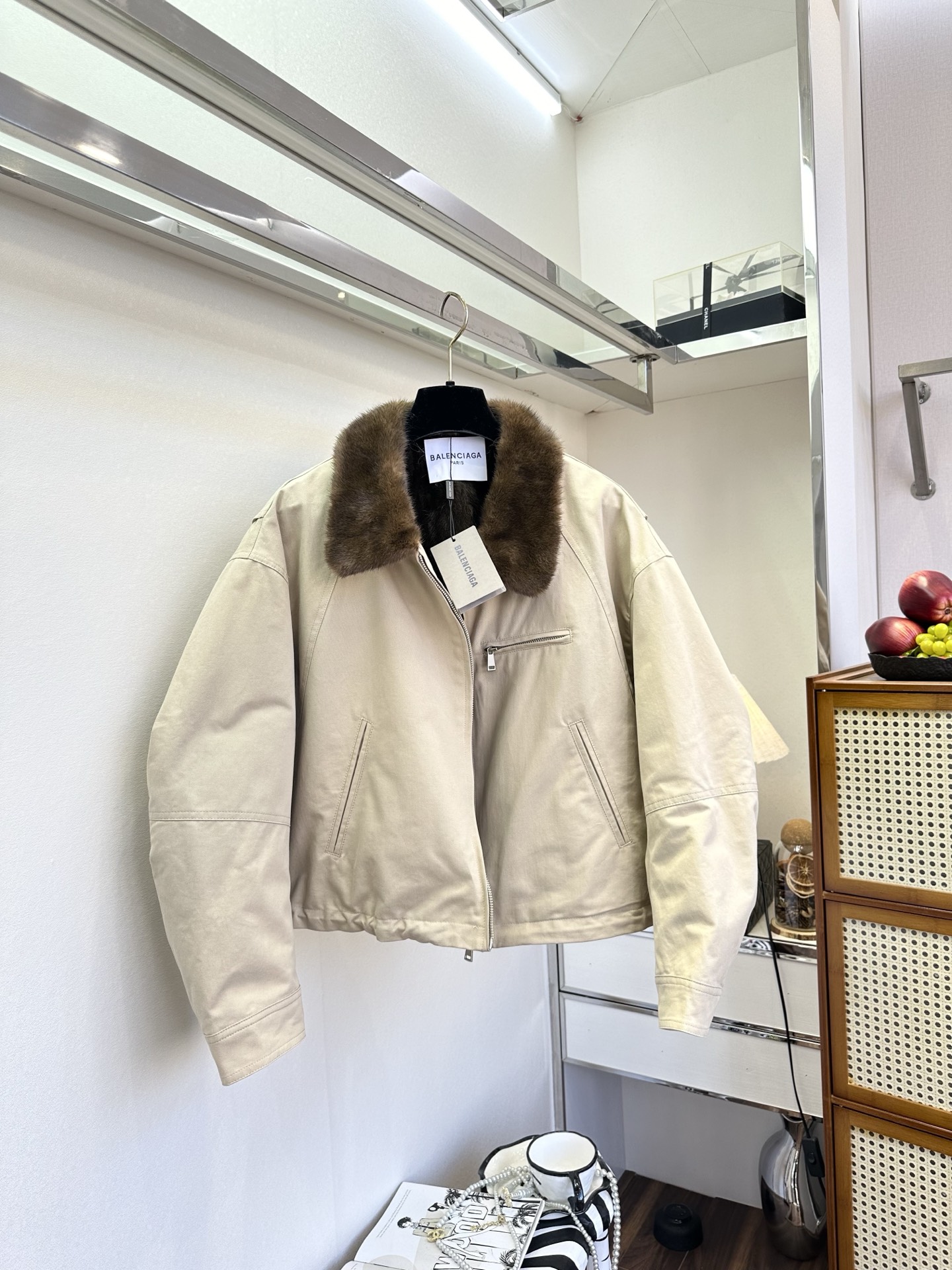 NO:677152,25f is made of high-quality mink fur. The fur collar outlines noble lines, and the abundant hair peaks come with a soft light filter; the inner liner is rich enough to use mink leg hair to lock in heat and lightly cover the skin like a cloud. The tough parka style neutralizes the sweetness of the fur, showing quiet luxury in simplicity. It is the best choice for high-end winter wear. ●SIZE s m L●,,1986090925f 甄选优质水貂毛做 毛领勾勒矜贵线条,丰沛毛峰自带柔光滤镜；内胆更是土豪到采用水貂腿毛密实锁温,轻覆肌肤如云端相拥.硬朗派克版型中和皮草甜腻,于简约间流露不动声色的奢华,冬日高阶穿搭的不二之选. ●SIZE s m L●,,,Women's clothing