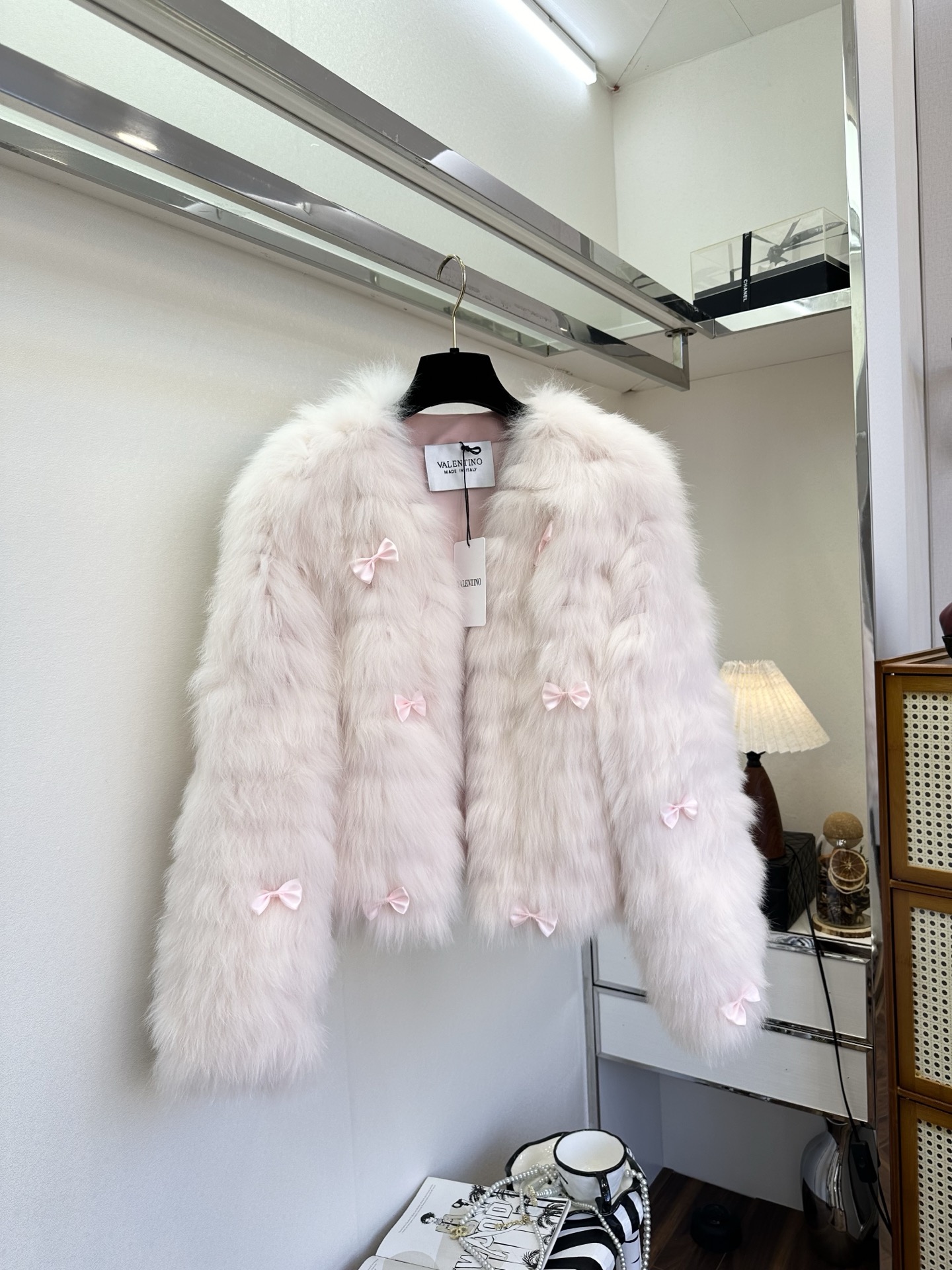 NO:638629,25 F Yujie’s fur coat is here  The texture of Valentino's luxury line is reflected in this pink mist fur, which is woven with fox fur all over and has a soft 'cloud-like shell'. The pile is so fluffy that it has a soft light filter, and it has a warm and soft touch against the skin. Small three-dimensional bows of the same color are scattered here and there.  The body is embellished with a sweet but not greasy girlish feel that neutralizes the nobility of fur. The short version neatly highlights the good proportions - the top of the body gives you the relaxed feeling of a wealthy daughter in winter. Whether it is a date for a banquet or a daily outing, it is a gentle and stylish look with its own focus.  ●SIZE one size fits all●,Valentino-clothing,valentino,valentino,jackets & coats,alexander wang1986090925 F御姐皮草外套来喽 Valentino奢线质感落于这件粉雾皮草整身狐狸毛编织就软乎乎的“云感外壳”,绒峰蓬松到自带柔光滤镜,贴肤是裹满暖意的柔润触感.同色系立体小蝴蝶结错落点缀衣身,甜而不腻的少女感中和了皮草的贵气,短款版型利落衬出好比例——一上身便是富家千金的冬日松弛感,不管是约会赴宴还是日常出街,都是自带焦点的温柔杀. ●SIZE 均码●,华伦天奴-服装,valentino,valentino,jackets & coats,alexander wang,Women's clothing