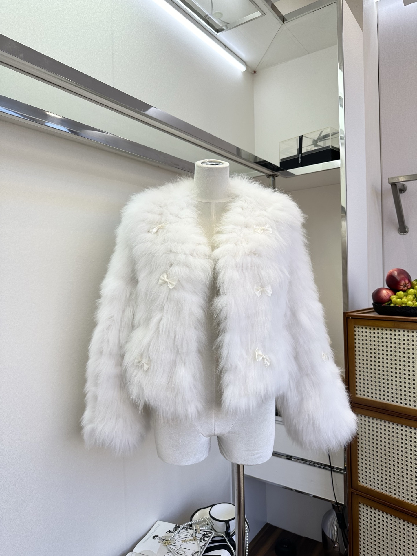 NO:638603,25 F Yujie’s fur coat is here  The texture of Valentino's luxury line is reflected in this pink mist fur, which is woven with fox fur all over and has a soft 'cloud-like shell'. The pile is so fluffy that it has a soft light filter, and it has a warm and soft touch against the skin. Small three-dimensional bows of the same color are scattered here and there.  The body is embellished with a sweet but not greasy girlish feel that neutralizes the nobility of fur. The short version neatly highlights the good proportions - the top of the body gives you the relaxed feeling of a wealthy daughter in winter. Whether it is a date for a banquet or a daily outing, it is a gentle and stylish look with its own focus.  ●SIZE one size fits all●,Valentino-clothing,valentino,valentino,jackets & coats,alexander wang1986090925 F御姐皮草外套来喽 Valentino奢线质感落于这件粉雾皮草整身狐狸毛编织就软乎乎的“云感外壳”,绒峰蓬松到自带柔光滤镜,贴肤是裹满暖意的柔润触感.同色系立体小蝴蝶结错落点缀衣身,甜而不腻的少女感中和了皮草的贵气,短款版型利落衬出好比例——一上身便是富家千金的冬日松弛感,不管是约会赴宴还是日常出街,都是自带焦点的温柔杀. ●SIZE 均码●,华伦天奴-服装,valentino,valentino,jackets & coats,alexander wang,Women's clothing