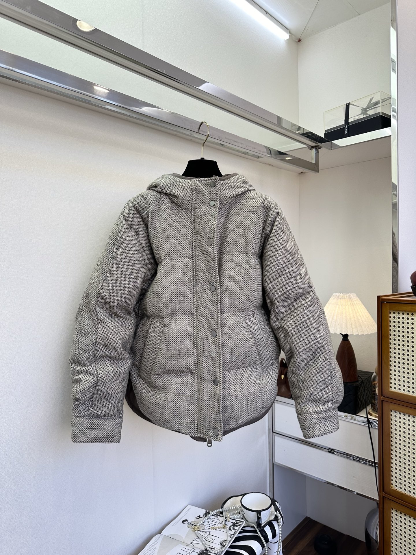 NO:676894,25f BC This goose down jacket is simply a 'wardrobe-saving artifact' - it can be worn as a front or back to suit your style for half the winter!  The front has a retro plaid texture, and the fine lines envelop the lazy atmosphere of intellectuals. The crisp fabric brings out the neat short silhouette. It is relaxed and casual when worn with jeans, and it hides sophistication when paired with a skirt. The back is a low-key solid color (the default texture is clean), and the minimalist lines are suitable for commuting and shopping.  The hooded design covers the cold wind without dragging. The goose down filling inside is as light as a cloud and as warm as a soft blanket. It doesn't have the bulkiness of ordinary down jackets, and can hold the sub-zero temperatur1986090925f BC这件鹅绒服简直是“省衣柜神器”——正反两穿直接承包你半个冬天的风格！正面是复古格纹肌理,细密纹路裹着知识分子的慵懒氛围感,挺括面料衬出利落短款廓形,配牛仔裤是松弛随性,搭半裙又藏着轻熟精致；反面是低调纯色（默认质感净面）,极简线条适配通勤、逛街各种场景,连帽设计裹住寒风不拖沓.内里鹅绒填充轻得像揣了团云,暖得像裹了层软毛毯,既没有普通羽绒服的臃肿感,又能把零下温度稳稳兜住.一衣顶两件,风格切换比换外套还快,冬日“懒系精致”全靠它. ●SIZE s m L●,男装,skirts,jeans,jackets & coats,down jacket,blankets,hats,,Women's clothing