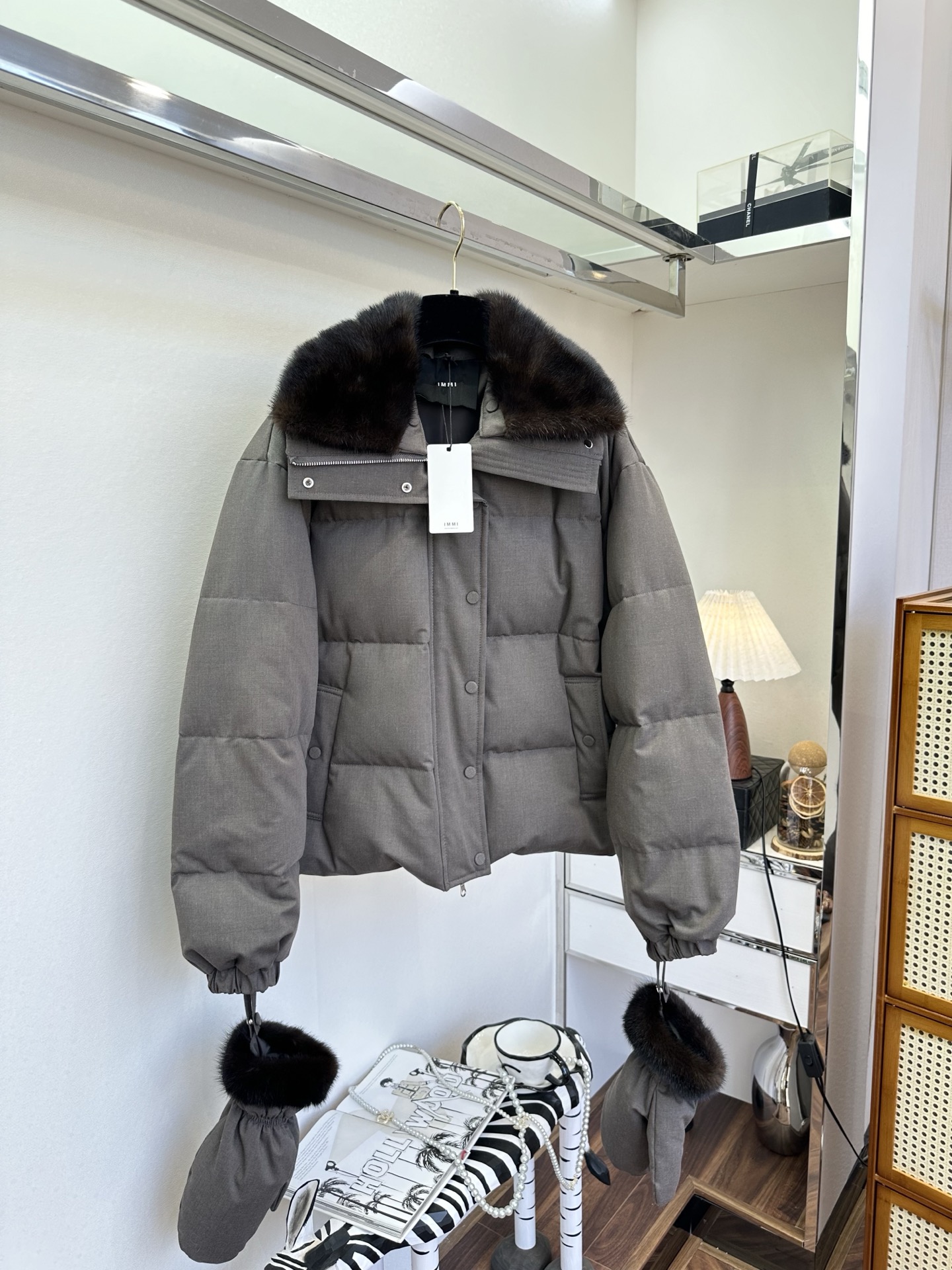 NO:677134,25 F New winter goose down jacket. The outer layer is made of high-grade windproof fabric, which is delicate and smooth to resist the cold wind. The imported mink fur collar is too high-end. The fur collar feels soft and shiny. The detachable fur collar is flexible and versatile. It is warm and meticulous when paired with gloves. The interior is filled with goose down, which is lightweight and temperature-locking. The details show ingenuity. Advanced colors interpret winter style. SIZE s m l. ●, women's clothing, gloves,1986090925 F 冬季新款鹅绒服 外层采用高级防风面料细腻光滑抵御寒风 进口水貂毛领太显高级了 毛领触感柔软光泽自然 可拆卸毛领灵活多变 搭配手套温暖无微不至 内里填充鹅绒轻盈锁温 细节之处尽显匠心 高级色彩演绎冬日风情 ●SIZE s m l ●,女装,gloves,,Women's clothing