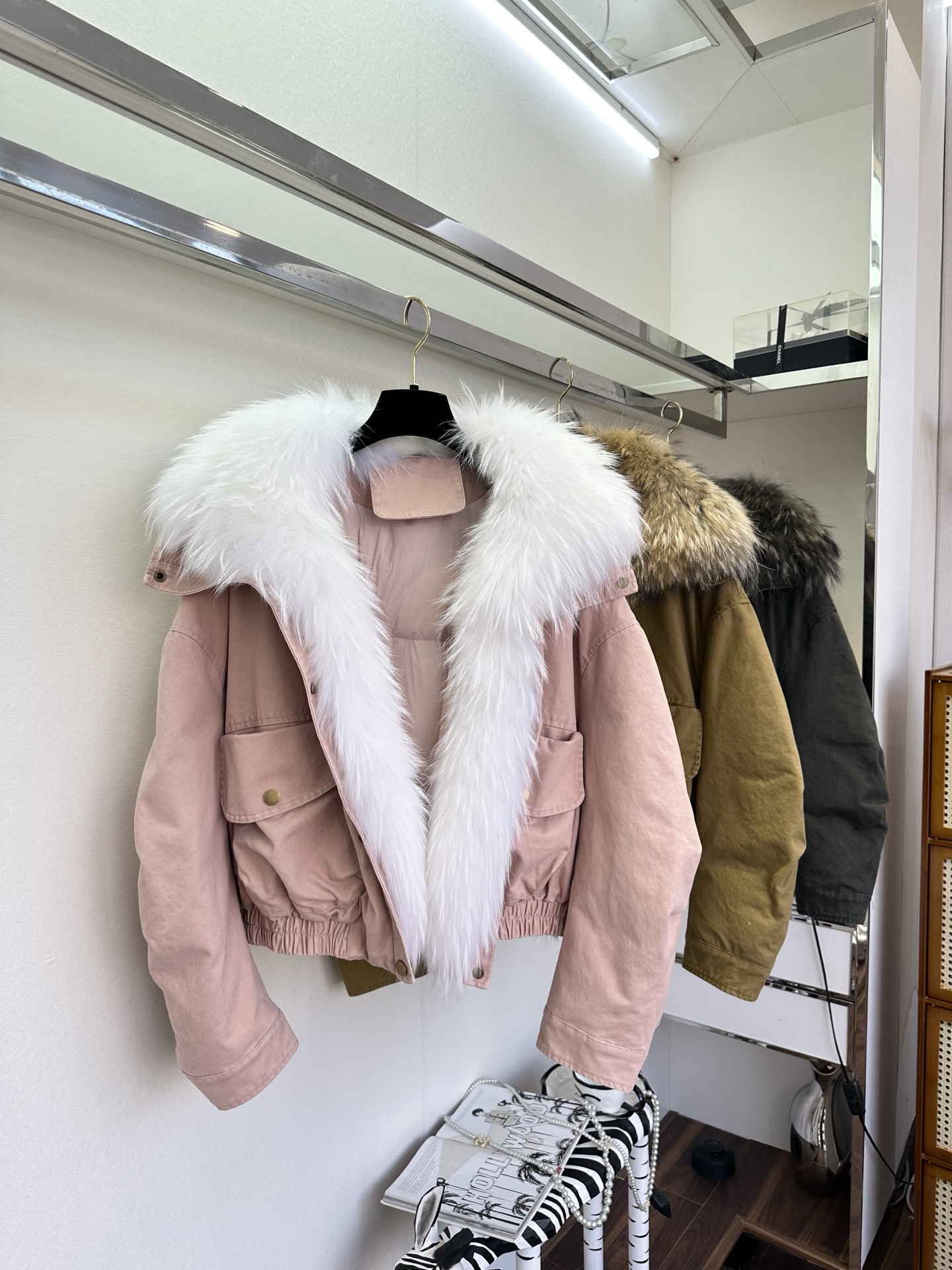 NO:677110,25 F This short parka is so exciting!  The oversized raccoon fur collar wraps up the gentleness of winter. The 90% goose down filling is light and keeps in warmth. The short cut also quietly raises the waistline. Even a small person can wear it to look lazy and elegant~ ●SIZE s m l ●, women's clothing,1986090925 F 这款短款派克服太戳心了！超大貉子毛领裹住冬日温柔,90鹅绒填充轻盈又锁温,短款剪裁还悄悄拉高腰线,小个子也能穿出慵懒贵气感～ ●SIZE s m l ●,女装,,Women's clothing