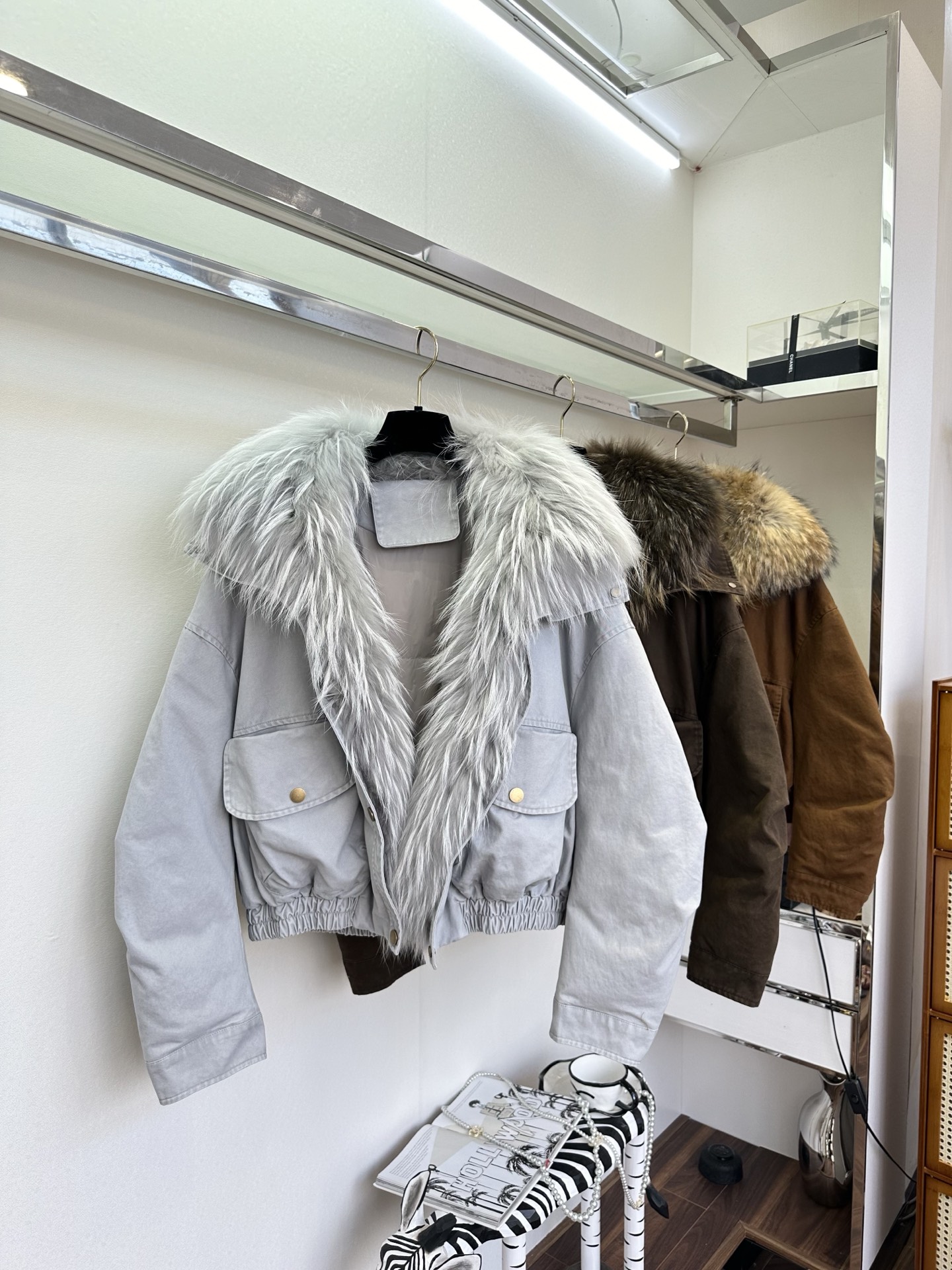 NO:677120,25 F This short parka is so exciting!  The oversized raccoon fur collar wraps up the gentleness of winter. The 90% goose down filling is light and keeps in warmth. The short cut also quietly raises the waistline. Even a small person can wear it to look lazy and elegant~ ●SIZE s m l ●, women's clothing,1986090925 F 这款短款派克服太戳心了！超大貉子毛领裹住冬日温柔,90鹅绒填充轻盈又锁温,短款剪裁还悄悄拉高腰线,小个子也能穿出慵懒贵气感～ ●SIZE s m l ●,女装,,Women's clothing