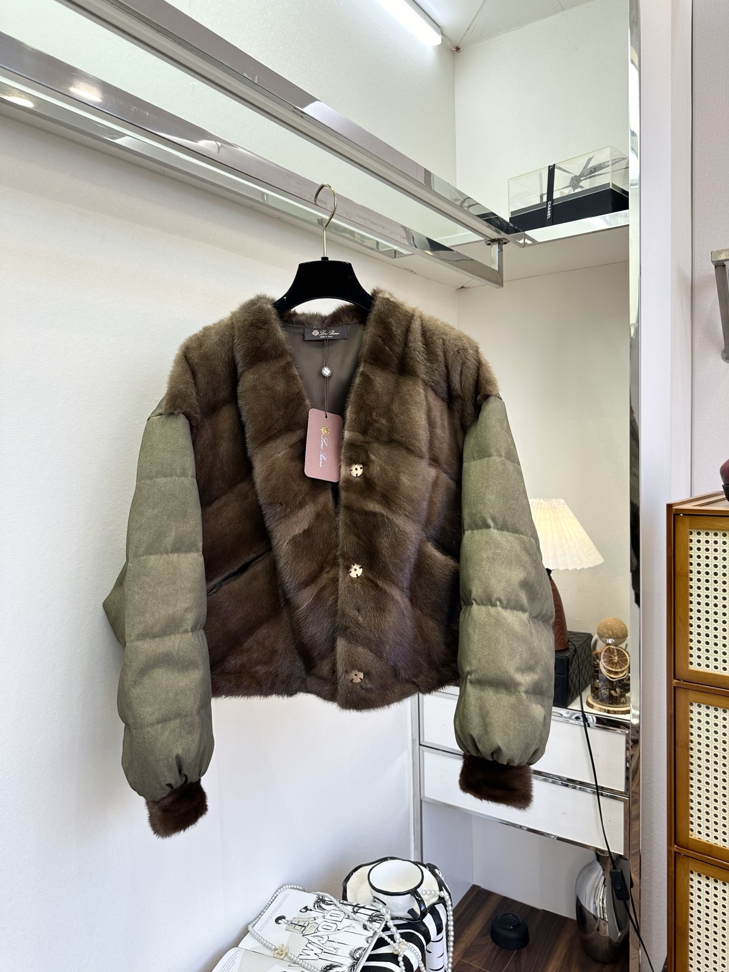 NO:677100,25F I found this winter’s best jacket!  The design of luxurious mink spliced ​​with goose velvet is very feminine. The soft texture of dark brown mink brings a sense of luxury. The olive green goose velvet sleeves are fluffy and warm. The short and wide version also has special proportions. It is very stylish when worn with skirts or trousers. It combines elegance and practicality~ ●SIZE s m l●, women's clothing, skirts, jackets & coats,1986090925F 今年冬日的王炸外套找到了！奢华水貂拼接鹅绒的设计太懂女人心了,深棕水貂的柔润质感拉满奢华感,橄榄绿鹅绒袖蓬松又保暖,短款阔版 版型还特显比例,搭半裙、穿裤装都超有范儿,贵气与实用直接拉满～ ●SIZE s m l●,女装,skirts,jackets & coats,,Women's clothing