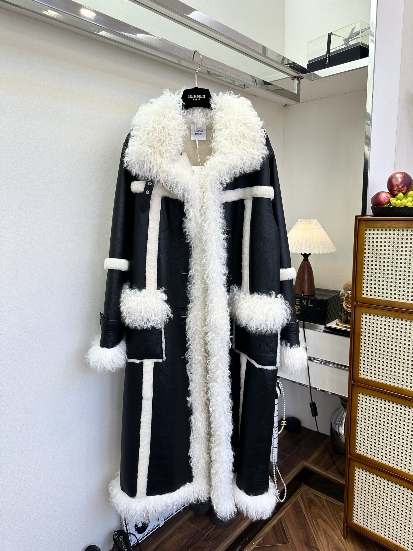 NO:676867,25 F Tigrado is the Ferrari of furs because of its texture and natural fur, which naturally presents a unique effect!  They're all top-notch!  The entire dress is made of top-quality Italian Tiguetora fur!  The long windbreaker style is super stylish. The upper body effect is really beautiful, and you feel full of confidence when you wear it!  This is a super attractive fur integrated piece, a must-have for your own use ●SIZE s m l●, Hermès-clothing, hermes,1986090925 F 提格拉多 皮毛一体是皮毛中的法拉利 是无论是它的质地还是原生态毛毛自然呈现出独特的效果！都是一级棒的！整件衣服都是采用意大利顶级提格多拉皮毛！长款风衣版型 超级显范儿 上身效果真超级美,穿出满满的自信！这是一款具有超强吸引力的皮毛一体,自留的必备 ●SIZE s m l●,爱马仕-服装,hermes,,Women's clothing