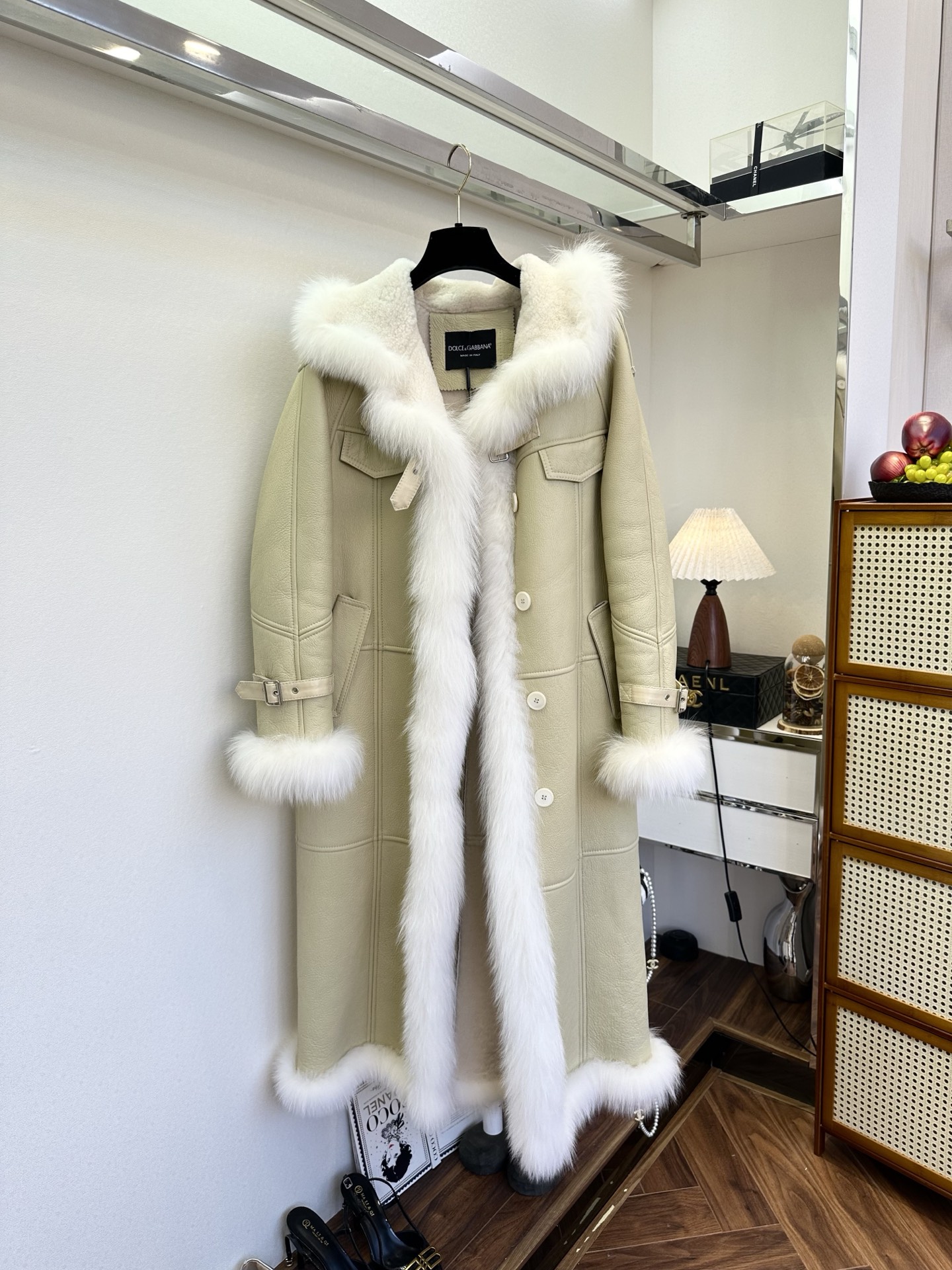 NO:676858,25 F The domineering fur windbreaker jacket with side leakage is really a rare and luxurious style. It is made of imported Turkish fur with fox belly fur on the side. Each series is full of luxury ●SIZE s m l ●, Dolce & Gabbana - Clothing, Dolce&Gabbana, jackets & coats,1986090925 F 霸气侧漏的皮毛一体风衣外套 真的是难得的一件的贵气款,进口的土耳其皮毛一体 衣边儿车狐狸腹毛 每一个系列都是满满的奢华 ●SIZE s m l ●,杜嘉班纳-服装,Dolce&Gabbana,jackets & coats,,Women's clothing