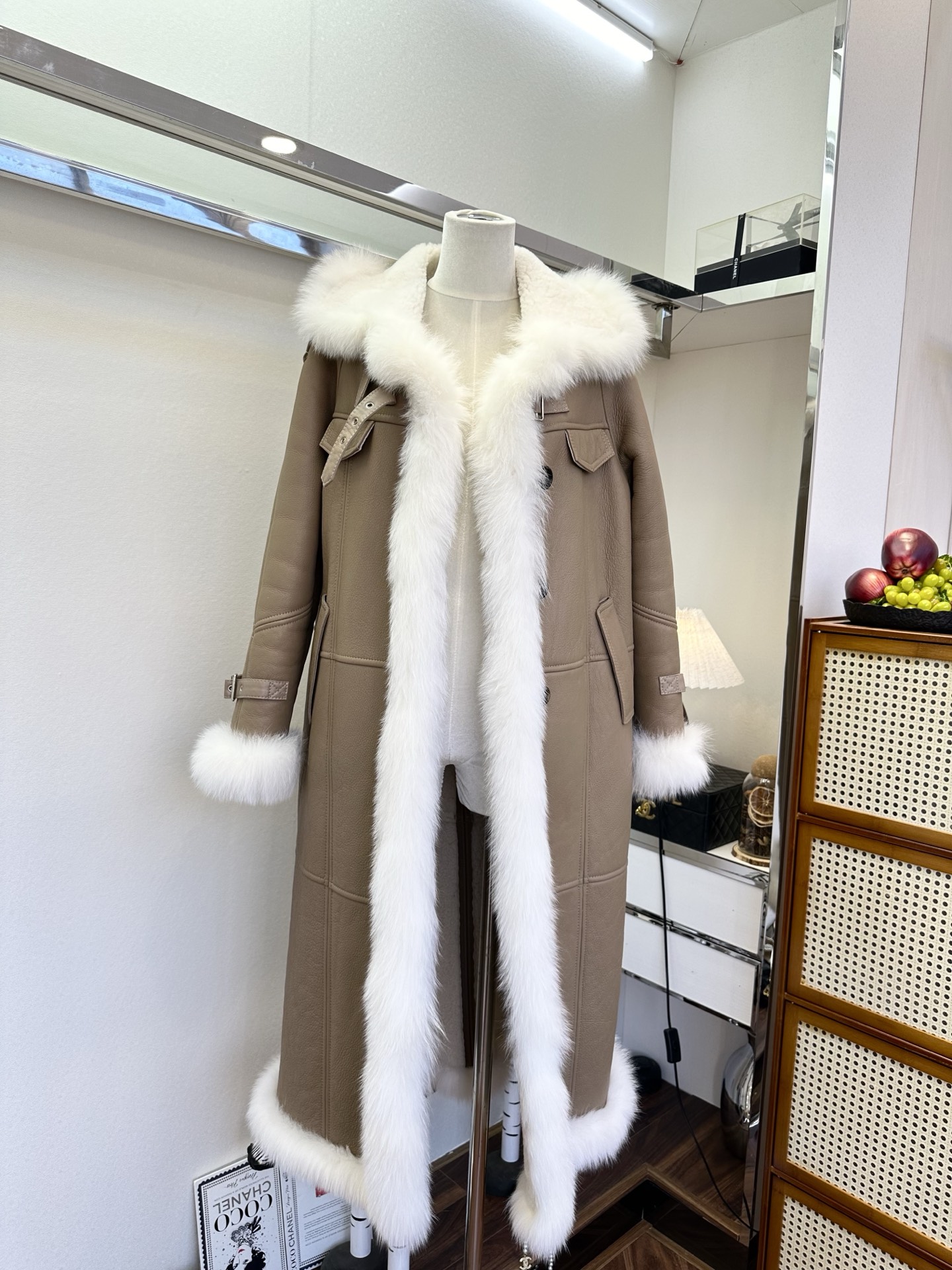 NO:676860,25 F The domineering fur windbreaker jacket with side leakage is really a rare and luxurious style. It is made of imported Turkish fur with fox belly fur on the side. Each series is full of luxury ●SIZE s m l ●, Dolce & Gabbana - Clothing, Dolce&Gabbana, jackets & coats,1986090925 F 霸气侧漏的皮毛一体风衣外套 真的是难得的一件的贵气款,进口的土耳其皮毛一体 衣边儿车狐狸腹毛 每一个系列都是满满的奢华 ●SIZE s m l ●,杜嘉班纳-服装,Dolce&Gabbana,jackets & coats,,Women's clothing