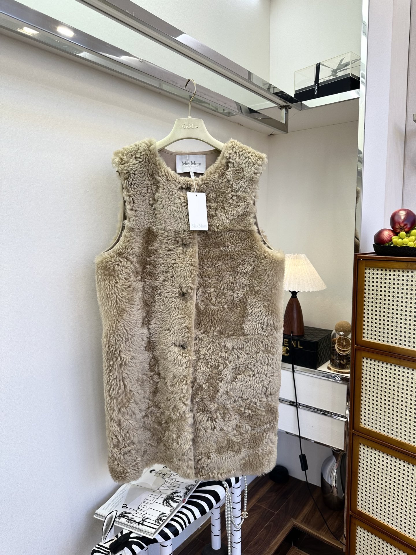 NO:676845,25 An Australian Newson fur vest unlocks the password of the autumn and winter atmosphere. The Australian native fur has a delicate luster and is soft to the touch like a cloud. The simple tailoring highlights the sense of luxury. It is gentle and healing when paired with a long skirt. It is casual and cool with jeans. It is easy to wear an effortless light luxury style. ●SIZE s m L●, Maxmara-clothing, skirts, jeans,1986090925 一件澳洲纽森毛马甲,解锁秋冬氛围感密码.澳洲原生皮毛自带细腻光泽,柔软触感如云包裹,简约剪裁凸显高级感,搭配长裙温柔治愈,配牛仔裤随性飒爽,轻松穿出不费力的轻奢格调. ●SIZE s m L●,麦丝玛拉-服装,skirts,jeans,,Women's clothing