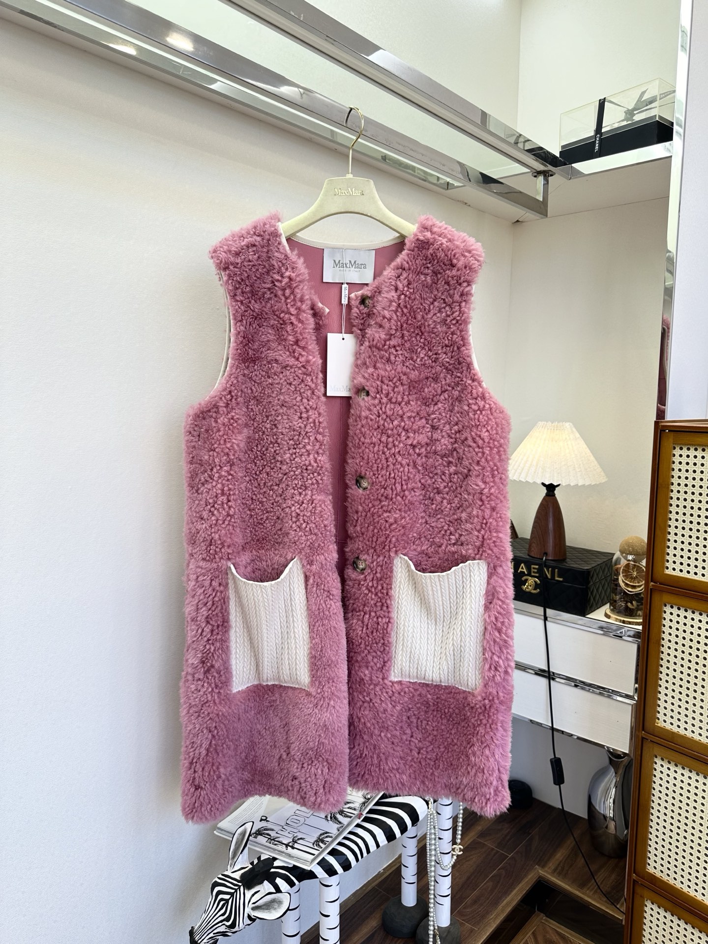 NO:676852,25 The pink mist rose tone that falls in love at first glance. The soft and waxy touch of Newson fur imported from Australia wraps up the gentle winter sleeveless long tailoring, which makes it full of laziness and relaxation. The contrasting knitted pockets add a bit of playful design. Wearing alone and layering can unlock the atmosphere of the outfit, welding romance and warmth to the body~ ●SIZE s m L●, Maxmara-Clothing,1986090925 一眼沦陷的粉雾玫瑰调调,澳洲进口纽森毛皮毛一体的软糯触感裹住冬日温柔无袖长款剪裁拉满慵懒松弛感,撞色针织口袋又添几分俏皮设计感,单穿叠搭都能解锁氛围感穿搭,把浪漫与温暖焊在身上～ ●SIZE s m L●,麦丝玛拉-服装,,Women's clothing