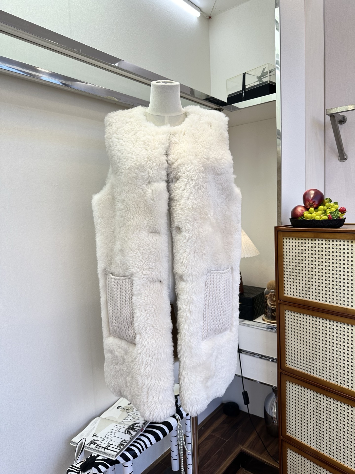 NO:676857,25 The pink mist rose tone that falls in love at first glance. The soft and waxy touch of Newson fur imported from Australia wraps up the gentle winter sleeveless long tailoring, which makes it full of laziness and relaxation. The contrasting knitted pockets add a bit of playful design. Wearing alone and layering can unlock the atmosphere of the outfit, welding romance and warmth to the body~ ●SIZE s m L●, Maxmara-Clothing,1986090925 一眼沦陷的粉雾玫瑰调调,澳洲进口纽森毛皮毛一体的软糯触感裹住冬日温柔无袖长款剪裁拉满慵懒松弛感,撞色针织口袋又添几分俏皮设计感,单穿叠搭都能解锁氛围感穿搭,把浪漫与温暖焊在身上～ ●SIZE s m L●,麦丝玛拉-服装,,Women's clothing