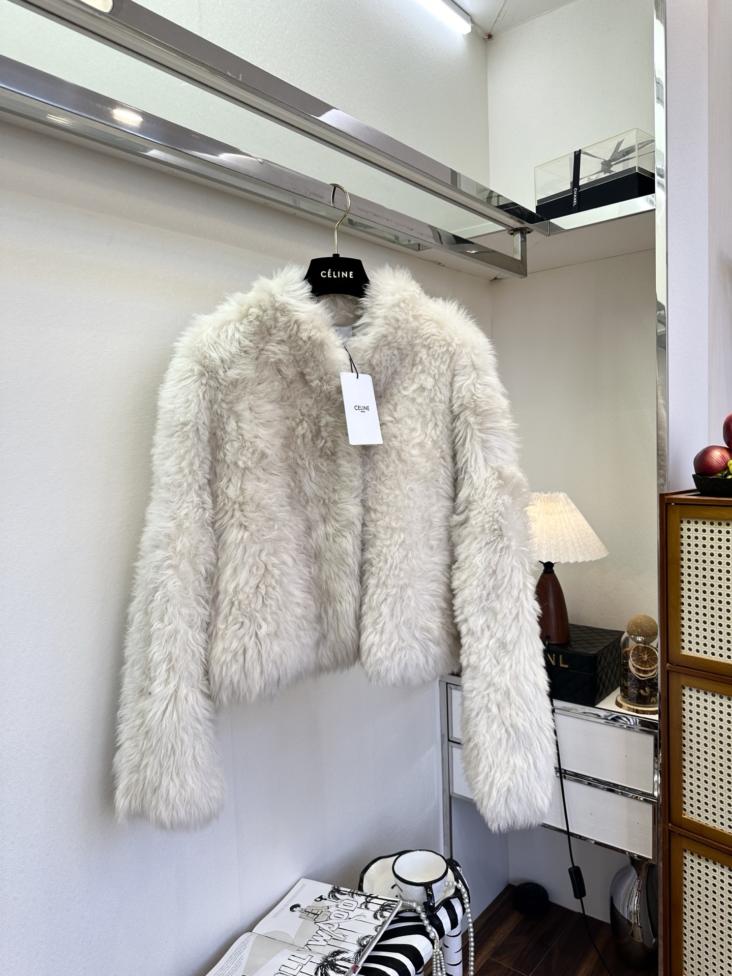 NO:676840,25 The imported Tuscan wool fur has a natural fluffy feel, which is irresistible in winter. The short silhouette has a neat high waistline, and the creamy white fur texture comes with advanced filters. It is layered with a knitted cardigan. The sweet, cool and lazy tone is instantly full, and one piece can support the atmosphere and texture of winter wear~ ●SIZE s m L●, Celine-clothing, celine,1986090925 进口的托斯卡纳羊毛皮毛一体 原生蓬松感,是冬日无法抗拒的温柔包裹短款廓形利落掐出高腰线,奶油白的皮毛质感自带高级滤镜,内搭针织开衫叠穿,甜酷慵懒的腔调瞬间拉满,一件就能撑起冬日穿搭的氛围感与质感～ ●SIZE s m L●,赛琳-服装,celine,,Women's clothing