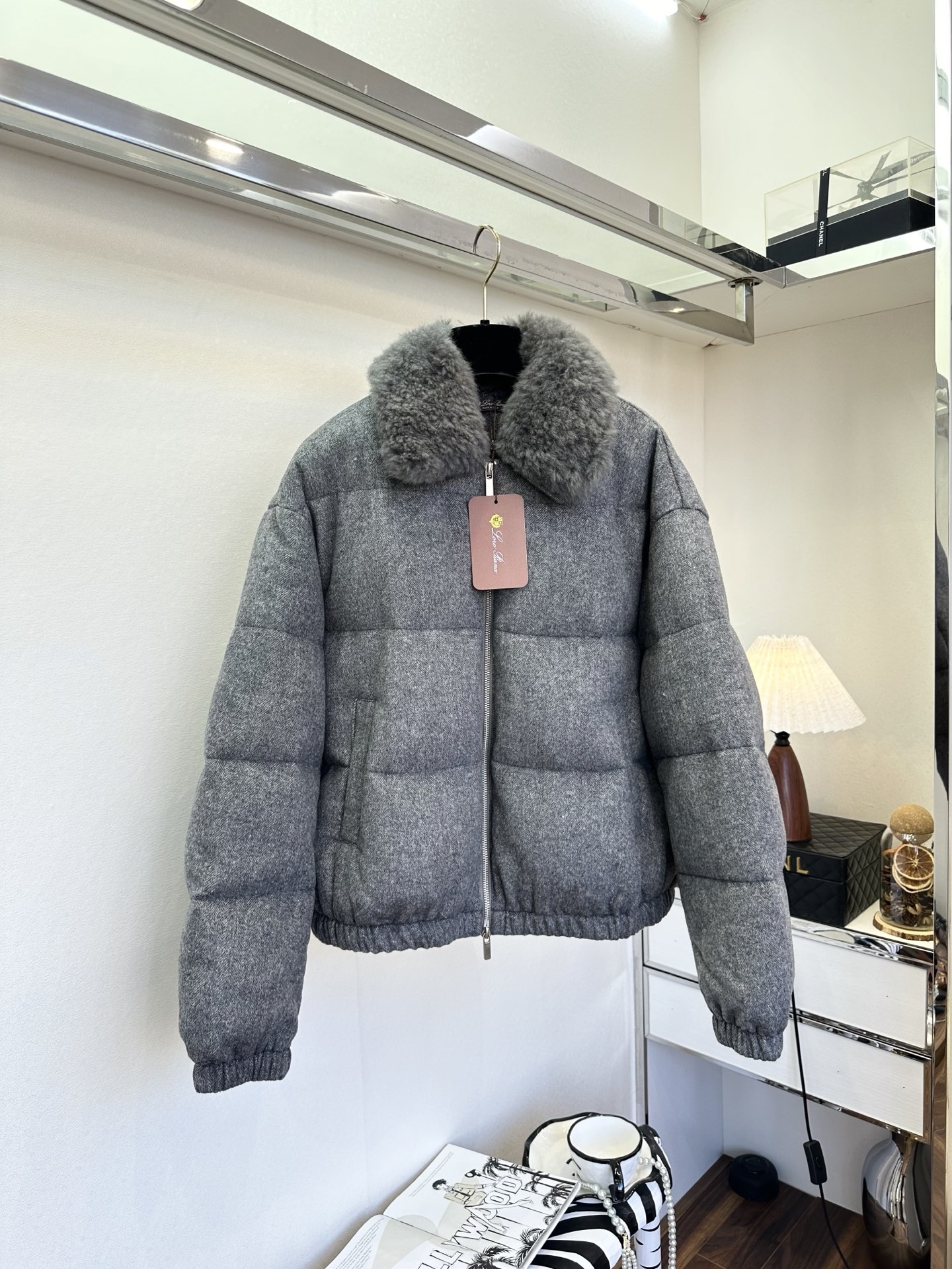 NO:676886,25f LP old-money style goose down jacket uses imported Newson sheep curls as fur collar embellishment. The wool is fluffy and soft, with high-end soft light; the inner liner is filled with full goose down to lock in warmth and keep out the cold, making it light but warm. The crisp wool material shell supports the texture, and the triple luxurious materials are expertly stitched to achieve both winter warmth and noble style. ●SIZE s m L●, men's clothing, loro piana,1986090925f LP老钱风鹅绒服 采用进口纽森羊卷毛做毛领点缀,毛质蓬松柔软,自带高阶柔光；内胆填充饱满鹅绒锁温御寒,轻若无物却暖透肌理；挺括的羊毛材质外壳承托质感,三重奢材经匠心缝合,冬日保暖与矜贵格调双向拉满. ●SIZE s m L●,男装,loro piana,,Women's clothing