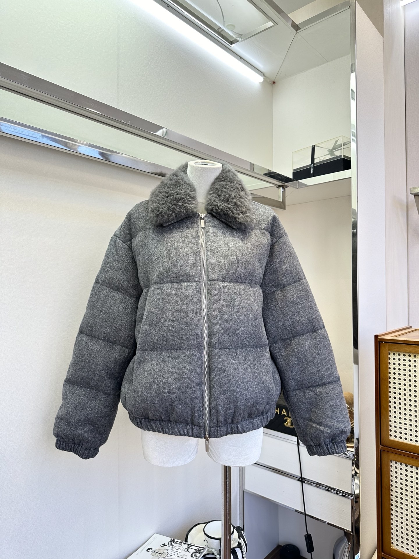 NO:676890,25f LP old-money style goose down jacket uses imported Newson sheep curls as fur collar embellishment. The wool is fluffy and soft, with high-end soft light; the inner liner is filled with full goose down to lock in warmth and keep out the cold, making it light but warm. The crisp wool material shell supports the texture, and the triple luxurious materials are expertly stitched to achieve both winter warmth and noble style. ●SIZE s m L●, men's clothing, loro piana,1986090925f LP老钱风鹅绒服 采用进口纽森羊卷毛做毛领点缀,毛质蓬松柔软,自带高阶柔光；内胆填充饱满鹅绒锁温御寒,轻若无物却暖透肌理；挺括的羊毛材质外壳承托质感,三重奢材经匠心缝合,冬日保暖与矜贵格调双向拉满. ●SIZE s m L●,男装,loro piana,,Women's clothing