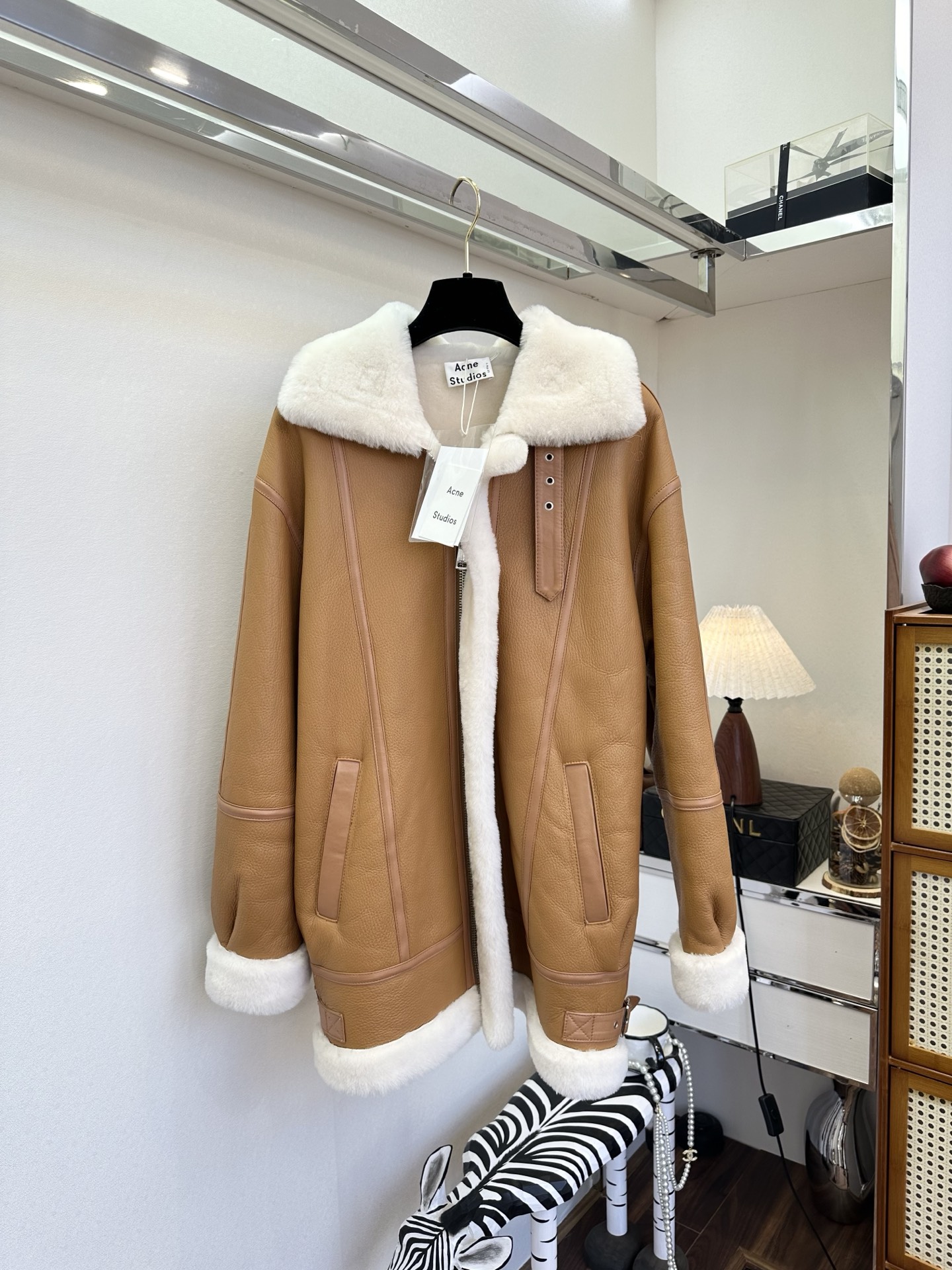 NO:676841,25f Merino fur imported from Portugal. The leather texture is naturally glossy. The lamb wool is soft and warm. The most minimalist and classic mid-length style with small lapels. There is no superfluous design, making it easy to hold. ●SIZE s m l●, women's clothing,1986090925f 葡萄牙进口美丽奴皮毛一体 皮质纹路自然富有光泽度 羊羔毛柔软保暖 最极简经典的小翻领中长款款型 没有一丝多余的设计 让人轻轻松松hold住 ●SIZE s m l●,女装,,Women's clothing