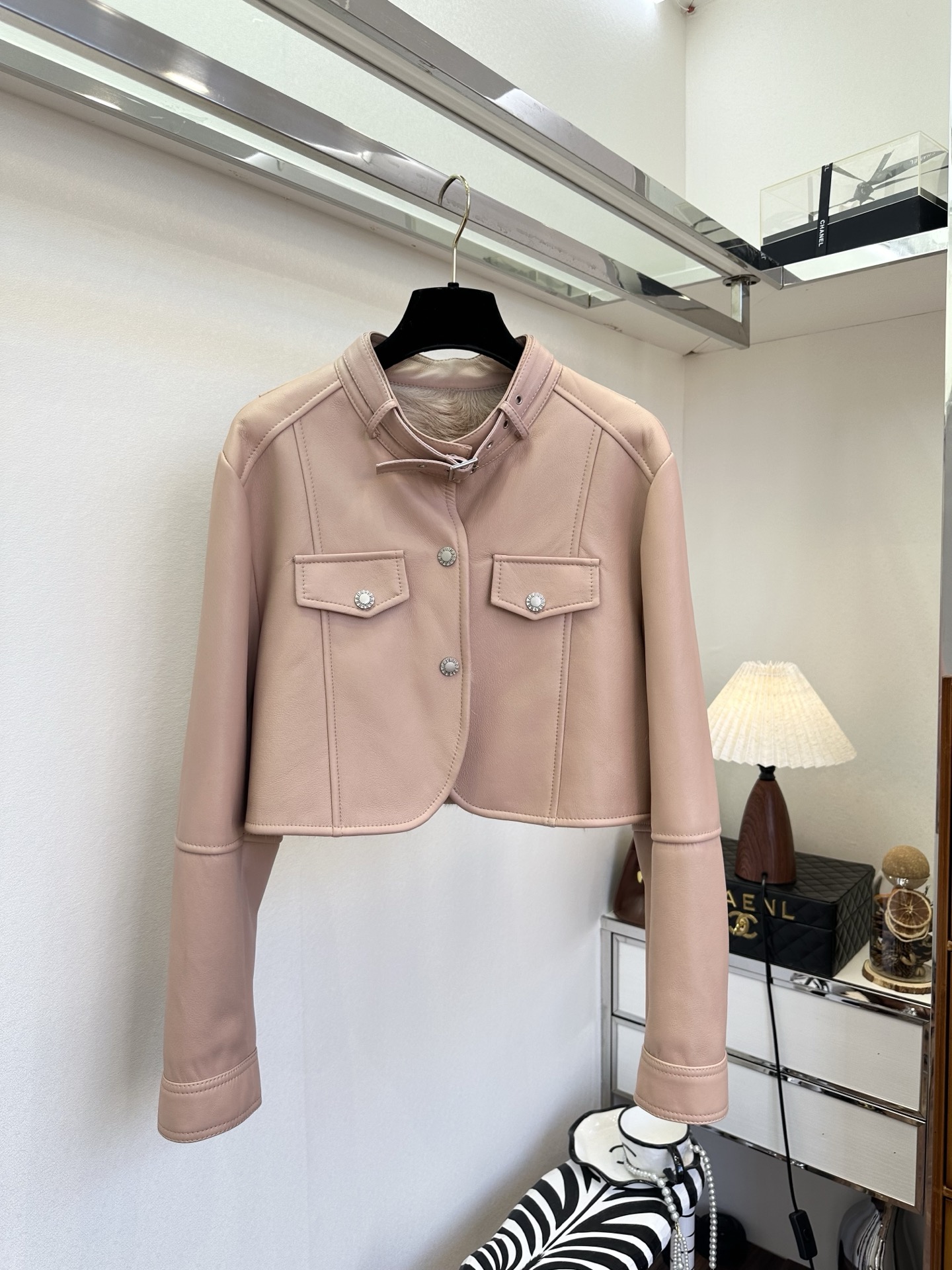 NO:676848,25f is made of soft and fufu Xiaohu sheepskin. It is soft and skin-friendly when worn next to the body. It does not have the stiffness of ordinary leather clothes at all. The soft nude pink tone has the right balance of sweetness and coolness. The short cut can also quietly raise the waistline, changing the ratio in an instant!  The details of the metal buckles and pockets are extremely exquisite. Whether worn with a dress or jeans, you can wear it with a casual and high-end tone. It is the perfect atmosphere for your autumn and winter wardrobe. ●SIZE s m l●, women's clothing, skirts, jeans, leather jacket, sheepskin,1986090925f 软fufu的小湖羊皮皮毛一体材质,贴身穿都软糯亲肤,完全没有普通皮衣的硬挺感～温柔的裸粉色调,把甜酷平衡得刚刚好,短款剪裁还能悄悄拉高腰线,秒变三七分比例！金属扣和口袋的细节设计超精致,不管搭连衣裙还是牛仔裤,都能穿出随性又高级的腔调,秋冬衣柜里的氛围感担当就是它啦 ●SIZE s m l●,女装,skirts,jeans,leather jacket,sheepskin,,Women's clothing