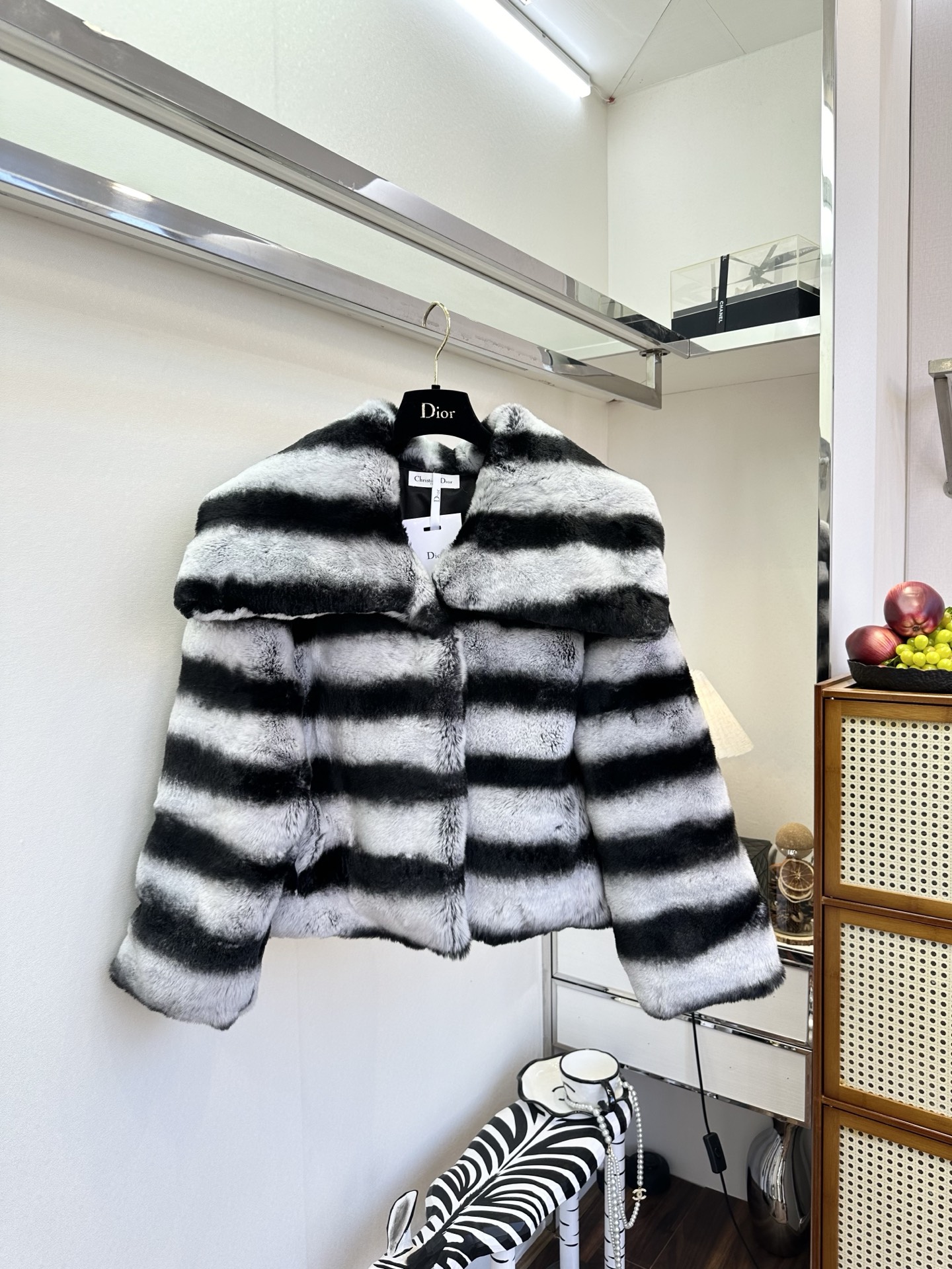 NO:676817,25F  In the cold winter, I always long for a warm and luxurious protection, just like meeting this imported rex rabbit fur one-piece coat, it is like encountering an unexpected romance. The imported rex rabbit fur comes gracefully with the unique style of a distant country. The delicate and soft fluff is as light as snowflakes and like clouds  It is as gentle as a flower. Each hair contains the magic and gifts of nature. They are closely related to each other and form this unparalleled fur body to protect you from the severe cold of winter. Wearing it, you feel like you are wrapped in a warm cocoon, isolating the cold and noise of the outside world, leaving only inner peace and tranquility.  ●SIZE F●, Dior-clothing, dior, jackets & coats,1986090925 F 在凛冽寒冬里,总渴望一份温暖而奢华的守护,就像遇见这件进口獭兔毛皮毛一体外套,宛如邂逅一场不期而遇的浪漫.进口獭兔毛,带着远方国度的独特风情翩然而至.那细腻柔软的绒毛,仿若雪花般轻盈,又似云朵般温柔.每一根毛丝都蕴含着大自然的神奇与馈赠,它们紧密相依,构成了这无与伦比的皮毛一体,为你抵御冬日的严寒.穿上它,仿佛被一层温暖的茧包裹,隔绝了外界的寒冷与喧嚣,只留下内心的宁静与安然. ●SIZE F●,迪奥-服装,dior,jackets & coats,,Women's clothing