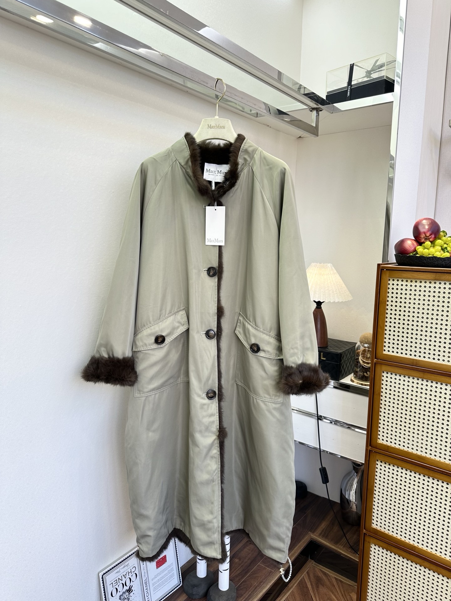 NO:676864,25 F This rabbit fur piece is reversible and is very suitable for autumn and winter!  On one side, it has a cool military green workwear style, and the rabbit fur binding has a sense of nobility; when it is turned over, it has a soft and waxy rabbit fur lining, which is warm and gentle~ The loose long cut hides the flesh and covers the crotch. Whether you wear it with a sweater for a casual style or a bottoming shirt for a royal style, it can be worn in one piece. It unlocks N kinds of dressing ideas. It can directly save money on several clothes in the autumn and winter wardrobe. ●SIZE  SML●,maxmara-clothing,hoodie,sweatshirts,1986090925 F 这件兔毛正反两穿派克服也太懂秋冬了！一面是军绿色工装风的飒爽,兔毛包边自带贵气感；翻过来又是软糯的兔毛内里,暖呼呼的还贼显温柔～宽松的长款剪裁藏肉又遮胯,不管是搭卫衣走休闲风,还是配打底衫走御姐路线都hold住,一件解锁N种穿搭思路,秋冬衣柜有它直接省了好几件衣服的钱 ●SIZE SML●,麦丝玛拉-服装,hoodie,sweatshirts,,Women's clothing