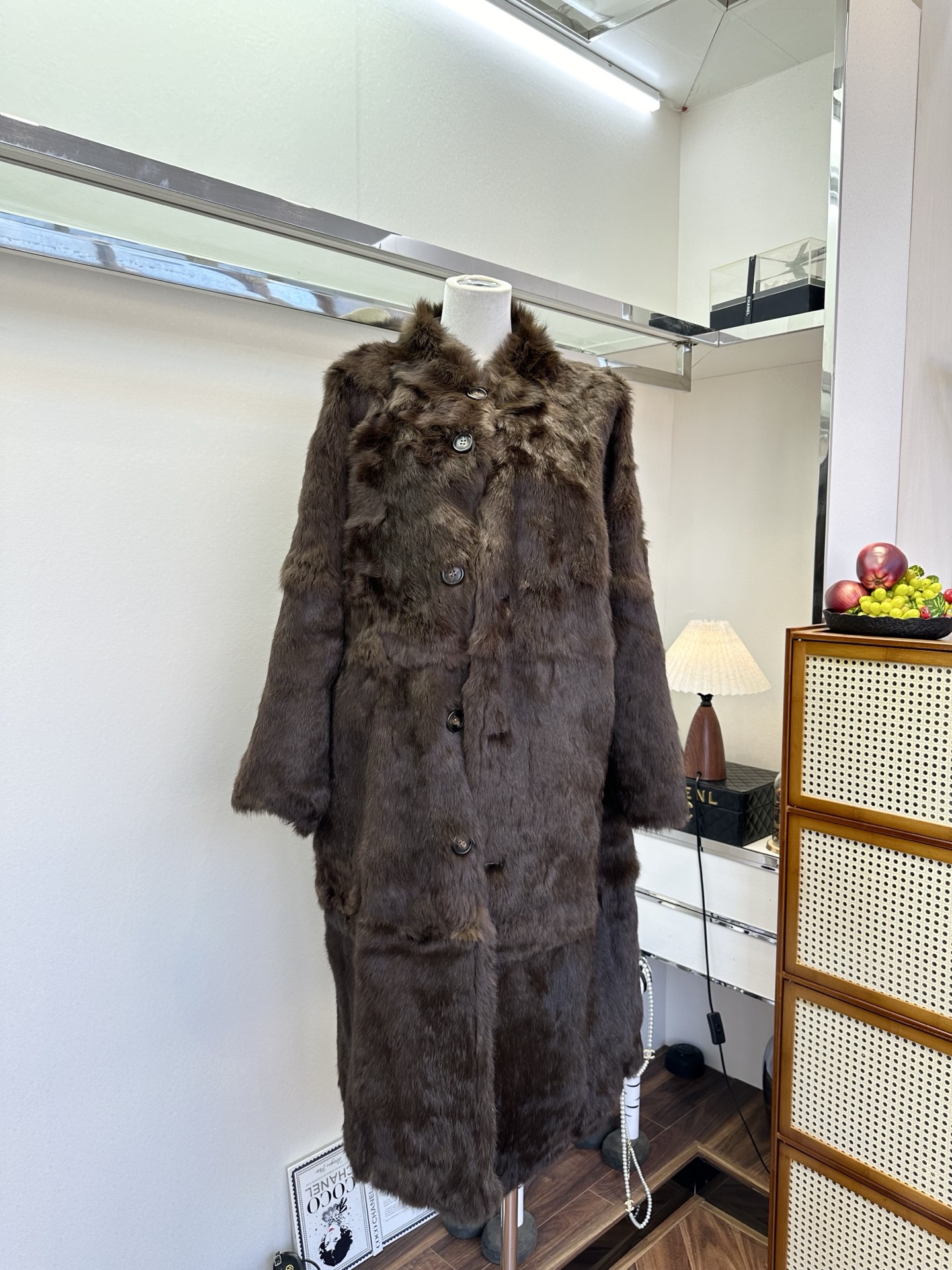 NO:676868,25 F This rabbit fur piece is reversible and is very suitable for autumn and winter!  On one side, it has a cool military green workwear style, and the rabbit fur binding has a sense of nobility; when it is turned over, it has a soft and waxy rabbit fur lining, which is warm and gentle~ The loose long cut hides the flesh and covers the crotch. Whether you wear it with a sweater for a casual style or a bottoming shirt for a royal style, it can be worn in one piece. It unlocks N kinds of dressing ideas. It can directly save money on several clothes in the autumn and winter wardrobe. ●SIZE  SML●,maxmara-clothing,hoodie,sweatshirts,1986090925 F 这件兔毛正反两穿派克服也太懂秋冬了！一面是军绿色工装风的飒爽,兔毛包边自带贵气感；翻过来又是软糯的兔毛内里,暖呼呼的还贼显温柔～宽松的长款剪裁藏肉又遮胯,不管是搭卫衣走休闲风,还是配打底衫走御姐路线都hold住,一件解锁N种穿搭思路,秋冬衣柜有它直接省了好几件衣服的钱 ●SIZE SML●,麦丝玛拉-服装,hoodie,sweatshirts,,Women's clothing