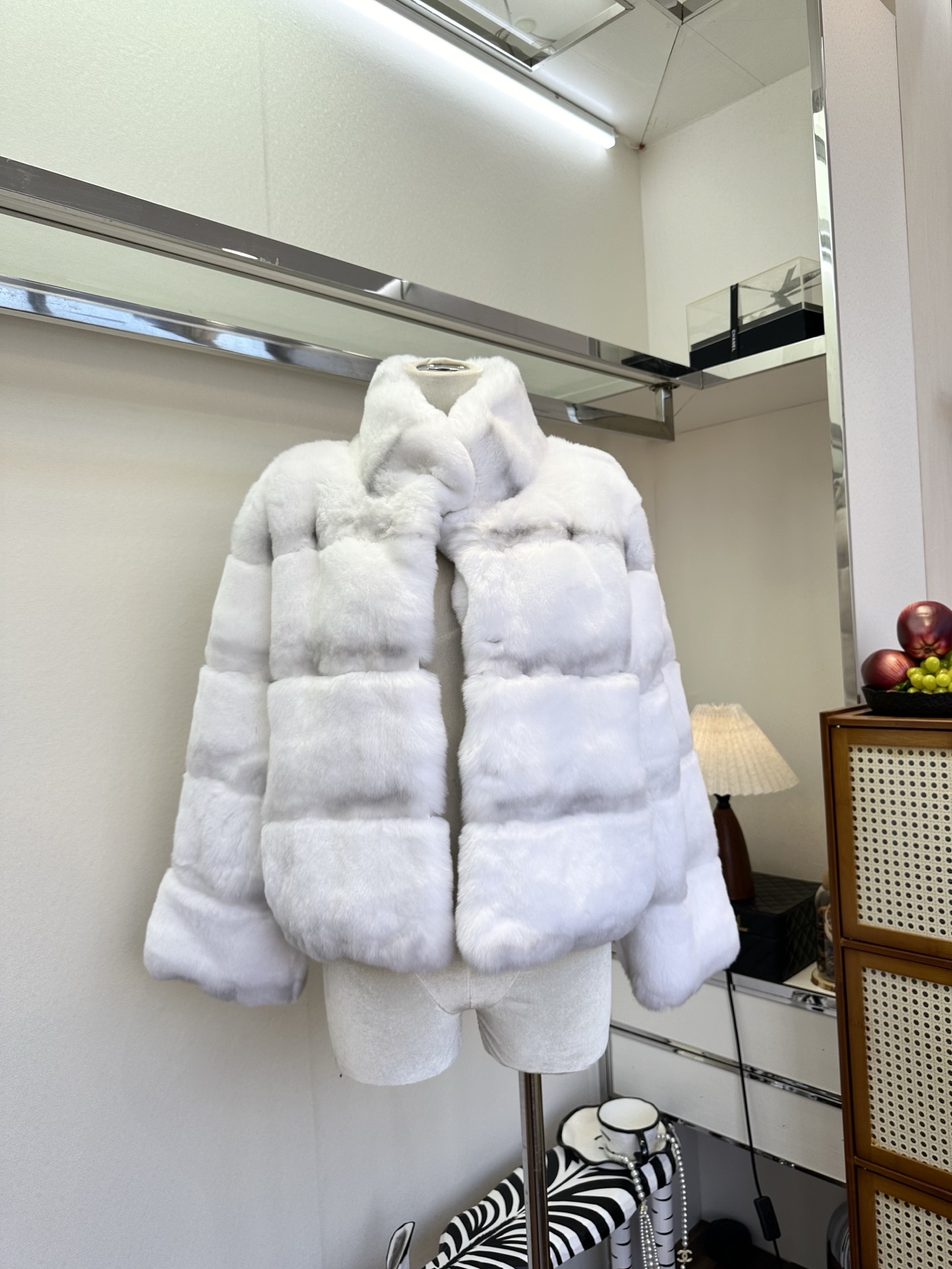 NO:676822,25 This year’s Totoro Rex Rabbit series is really crazy. This caramel color series is really beautiful. The high-end tones are soft and textured. The small turtleneck and micro-wide version of the upper body is as good as money. Needless to say about the leather. The rex rabbit imported from Belgium has dense and thick fur. It is by no means a market leather that is fake. The color is very difficult to choose. Limited sale. Limited quantity ●SIZE s m l  ●,Dior-clothing,dior,1986090925 今年的龙猫獭兔系列真的杀疯了 这个焦糖色系真心美出天际 高级的色调柔美 又质感 .小高领微阔版上身就是千金驾到的即视感 皮料这一方面更是不用多说了 我们采用的比利时进口獭兔 毛质茂密又厚实 绝不是滥竽充数的市场皮料,颜色非常难拿捏 限量发售 数量有限 ●SIZE s m l ●,迪奥-服装,dior,,Women's clothing