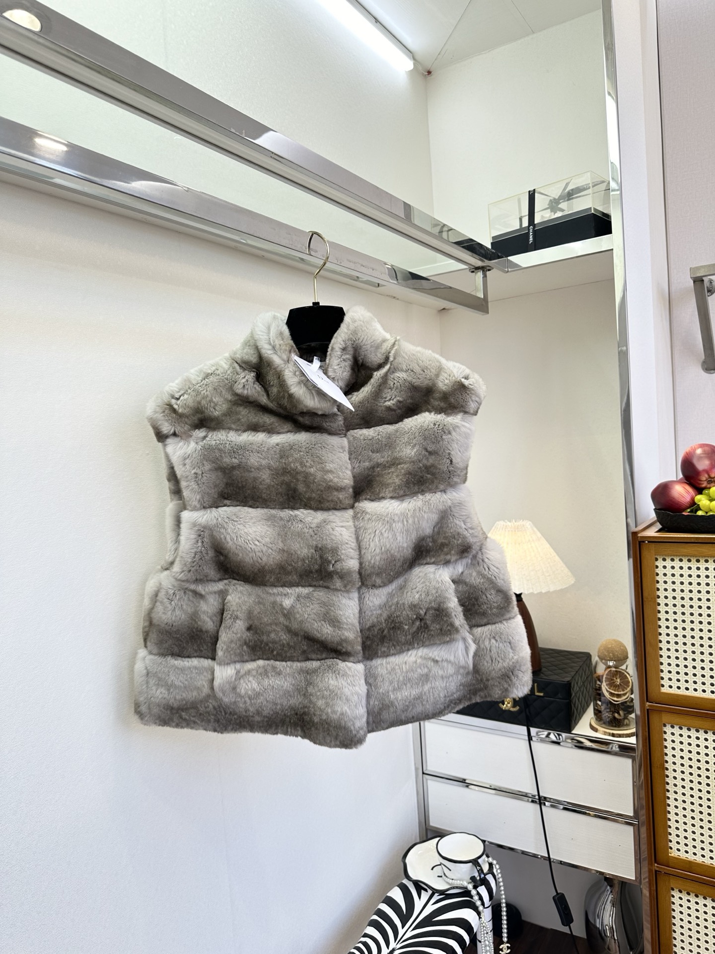 NO:676837,25 I really want to be pinched by this latte-colored imported rex rabbit fur vest. The delicate and soft touch spreads from the fingertips. The rex rabbit fur is as fluffy and light as clouds. Wearing it, it feels like being surrounded by gentle clouds.  It brings unparalleled comfort experience and makes you feel full of warmth in the cold winter. The design of the vest is simple yet fashionable. It does not have too many complicated decorations, but stands out with its own material and color. Whether it is daily travel, commuting to work, or gathering with friends, this vest can easily make you the focus of attention. ●SIZE s m l ●, Dior-clothing, dior,1986090925 真的要被这件拿铁色进口獭兔毛马甲狠狠拿捏住了 细腻柔软的触感从指尖蔓延开来.獭兔毛如同云朵般蓬松轻盈,穿上它,就像被温柔的云朵簇拥 带来无与伦比的舒适体验,让你在寒冷的冬日里感受到满满的暖意.马甲的设计简洁而不失时尚感.它没有过多繁杂的装饰,却凭借着本身的材质与颜色脱颖而出.无论是日常出行、上班通勤,还是与朋友聚会,这件马甲都能让你轻松成为众人瞩目的焦点. ●SIZE s m l ●,迪奥-服装,dior,,Women's clothing