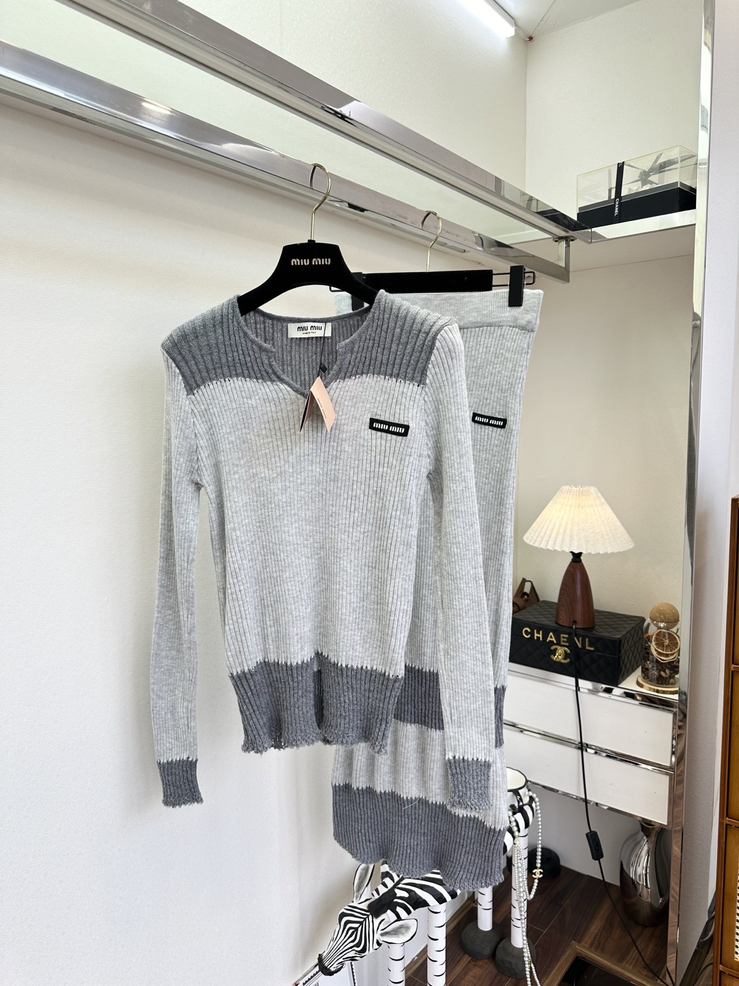 NO:677157,25 F My Miu style girls, this knitted contrasting suit with a sense of atmosphere can be decisively worn. The soft and waxy knitted material, coupled with the comb-strip weaving method, is really pure and slim/set ●SIZE s m l ●, Miu Miu-clothing,1986090925 F 我的缪系女孩们 这套氛围感直接拉满的针织撞色套装可以果断冲了 软软糯糯的针织材质 配上梳条坑条织法 就真的又纯欲又显瘦/套 ●SIZE s m l ●,缪缪-服装,,Women's clothing