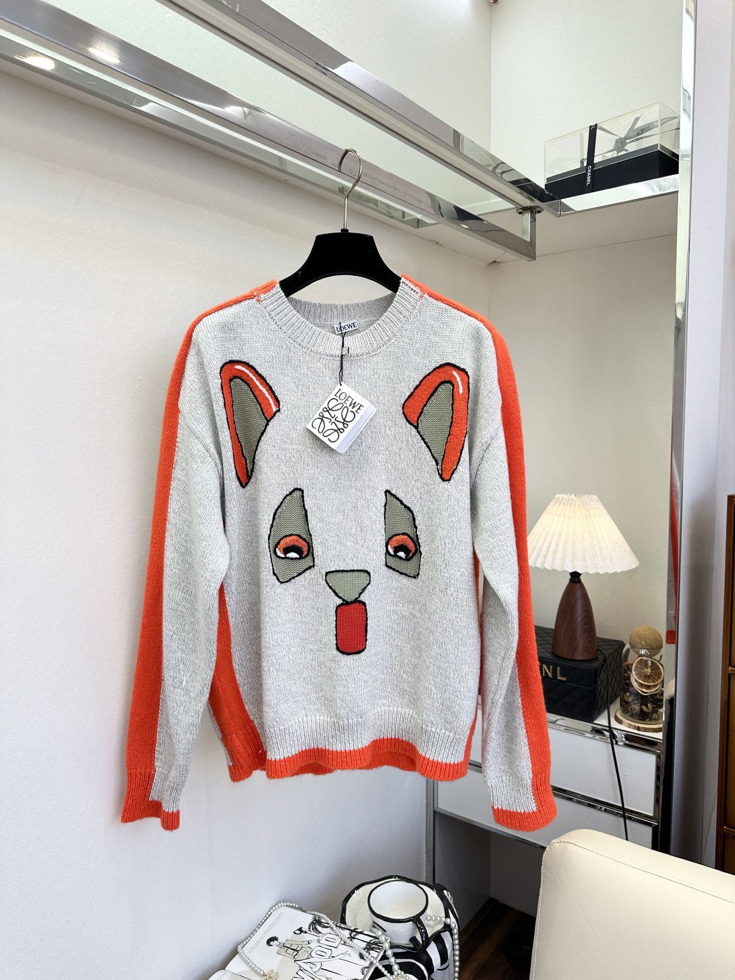 NO:677132,25 F This animal print sweater is straight up a god!  The contrasting color of gray and orange is very stylish, the oversized version is versatile and can be worn by couples. ●SIZE s m l ●, Loewe-clothing, loewe,versace,1986090925 F 这件动物图案针织衫直接封神！灰橘撞色超有腔调,oversize版型藏肉又百搭,情侣穿更有氛围感 ●SIZE s m l ●,罗意威-服装,loewe,versace,,Women's clothing
