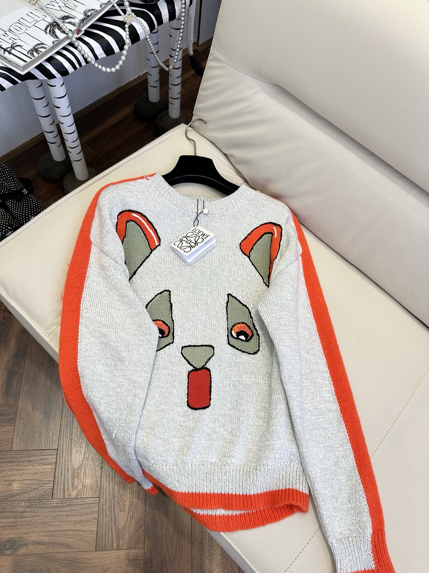 NO:677138,25 F This animal print sweater is straight up a god!  The contrasting color of gray and orange is very stylish, the oversized version is versatile and can be worn by couples. ●SIZE s m l ●, Loewe-clothing, loewe,versace,1986090925 F 这件动物图案针织衫直接封神！灰橘撞色超有腔调,oversize版型藏肉又百搭,情侣穿更有氛围感 ●SIZE s m l ●,罗意威-服装,loewe,versace,,Women's clothing