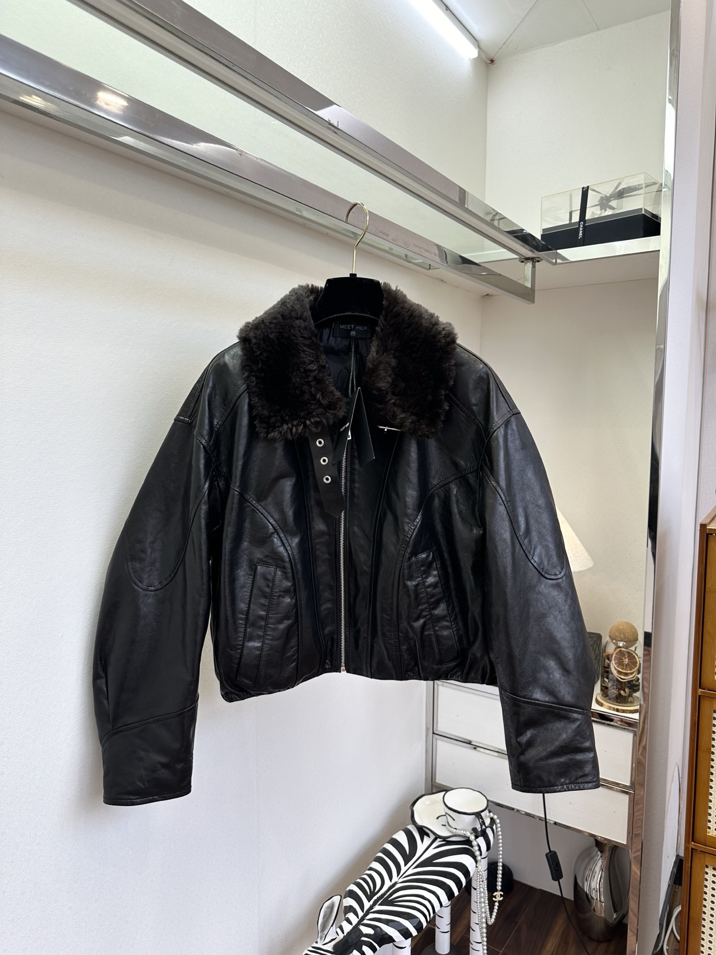 NO:677159,25 F The tough goods are coming. Imported Italian sheep cold green leather is filled with 90% goose down, and the fur collar is made of imported Lagon fur ●SIZE s m l●, women's clothing,1986090925 F 狠货来袭 进口的意大利绵羊冷翠皮 内里填充90鹅绒 ,毛领更是豪横的采用了进口拉贡皮毛一体 ●SIZE s m l●,女装,,Women's clothing