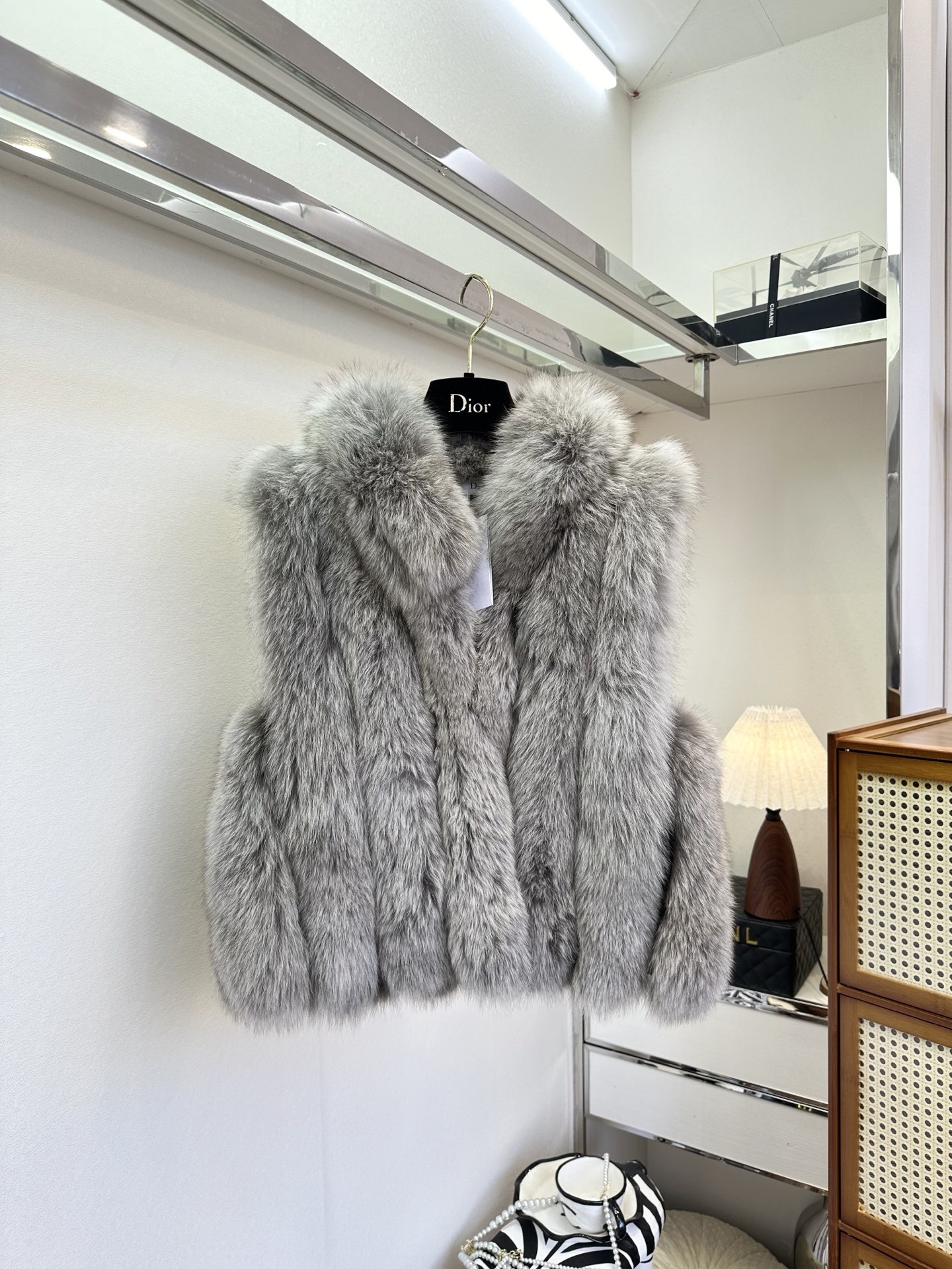 NO:689542,25f fox fur imported from Finland. The fur is very soft and comfortable. It has excellent warmth retention and heat storage effects. The high-grade silver frost color is so eye-catching. The upper body instantly becomes the visual sense of a wealthy heroine. Moreover, the design of vertical strips weakens the bloated feeling of the fur itself and can achieve the effect of slimming. Having such a fur vest in winter is also a fashion model who knows how to wear it. ●SIZE 36 38  40●,Dior-clothing,dior,1986090925f 芬兰进口狐狸毛 毛质非常的松软 舒适 ,保暖和蓄热效果都是一等一的好,高级的银霜色太养眼了 上身秒变千金女主的即视感 而且竖条的设计 弱化了皮草本身的臃肿感 能够达到显瘦的效果 冬天有这样一件皮草马甲也是懂得穿搭时尚楷模了 ●SIZE 36 38 40●,迪奥-服装,dior,,Women's clothing