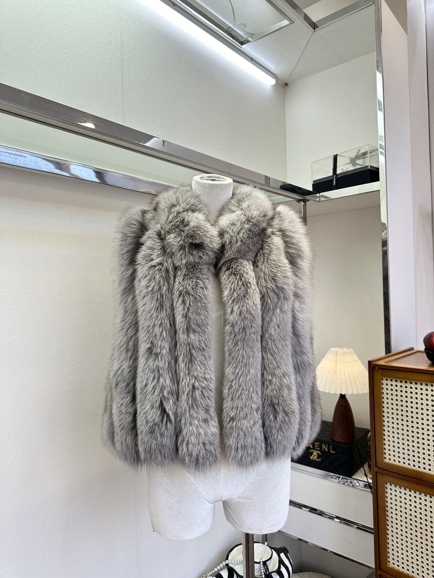 NO:689544,25f fox fur imported from Finland. The fur is very soft and comfortable. It has excellent warmth retention and heat storage effects. The high-grade silver frost color is so eye-catching. The upper body instantly becomes the visual sense of a wealthy heroine. Moreover, the design of vertical strips weakens the bloated feeling of the fur itself and can achieve the effect of slimming. Having such a fur vest in winter is also a fashion model who knows how to wear it. ●SIZE 36 38  40●,Dior-clothing,dior,1986090925f 芬兰进口狐狸毛 毛质非常的松软 舒适 ,保暖和蓄热效果都是一等一的好,高级的银霜色太养眼了 上身秒变千金女主的即视感 而且竖条的设计 弱化了皮草本身的臃肿感 能够达到显瘦的效果 冬天有这样一件皮草马甲也是懂得穿搭时尚楷模了 ●SIZE 36 38 40●,迪奥-服装,dior,,Women's clothing