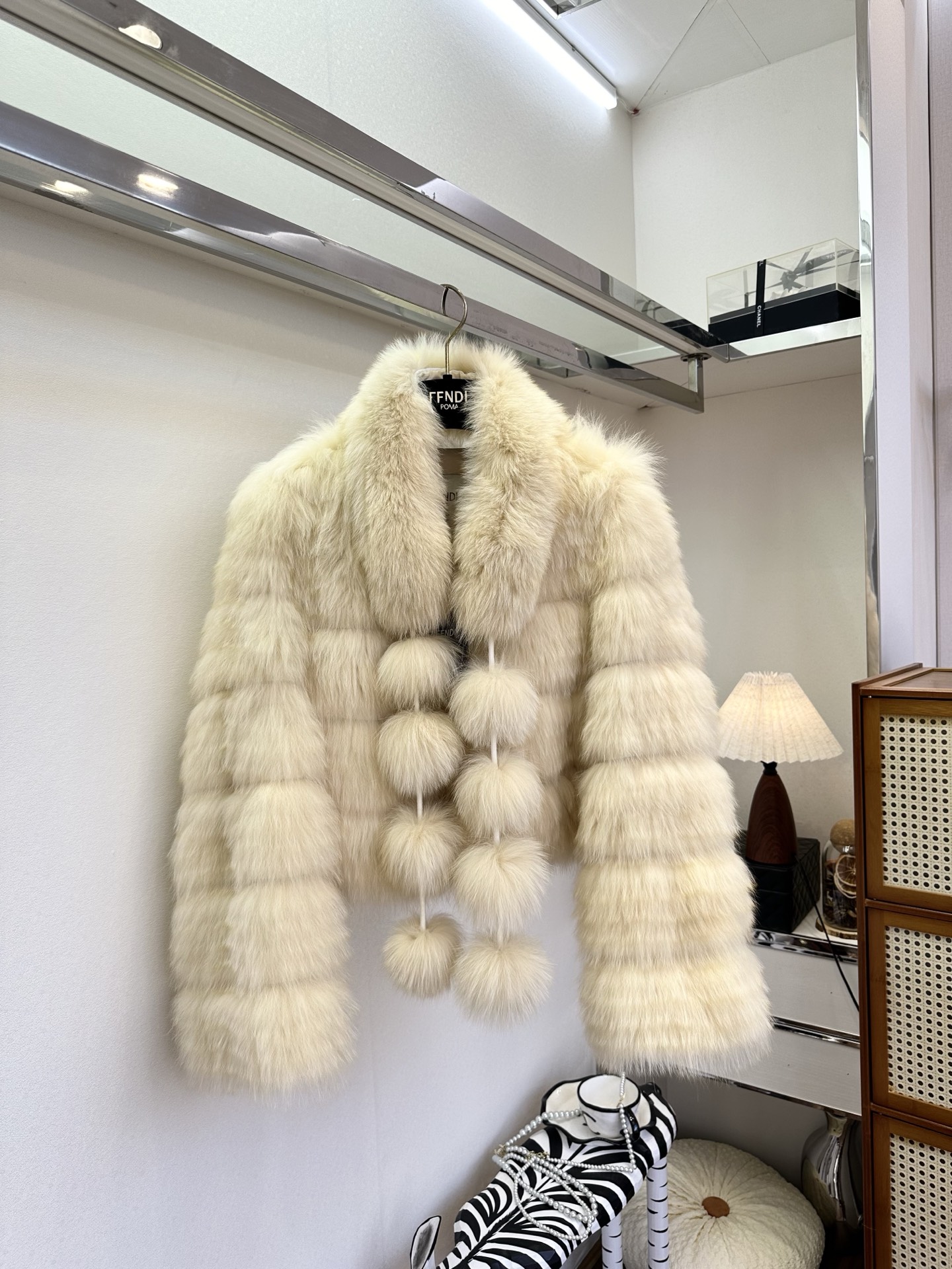 NO:689553,25f I missed the thigh-high style. This fox fur knitted jacket is really stunning, slender. The soft fox fur brings a sense of atmosphere. The horizontal strips are woven and the hair peaks fall down layer by layer. There is no bloat at all. It is paired with a cloud scarf of the same color. Every detail is stepped on. First come first served ●SIZE F ●, Fendi-clothing, fendi, jackets & coats,1986090925f 错过拍大腿的款 这件狐狸毛编织外套 真的很绝,细长 柔和的狐狸毛自带氛围感 横条的车条编织 毛峰层层垂落 根本不会有臃肿的困扰 搭配同色系云朵围巾 每一个细节都踩在心巴上 先抢先得 ●SIZE F ●,芬迪-服装,fendi,jackets & coats,,Women's clothing