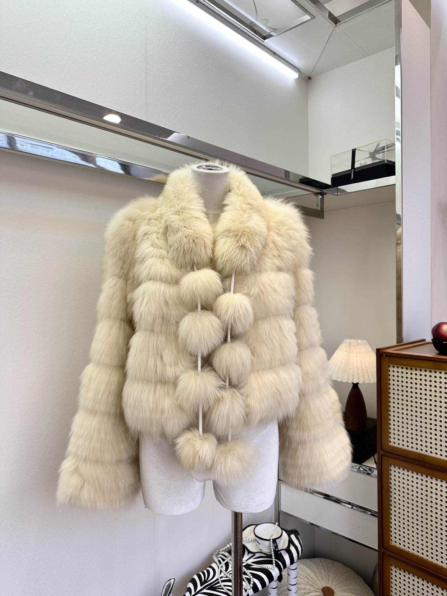 NO:689556,25f I missed the thigh-high style. This fox fur knitted jacket is really stunning, slender. The soft fox fur brings a sense of atmosphere. The horizontal strips are woven and the hair peaks fall down layer by layer. There is no bloat at all. It is paired with a cloud scarf of the same color. Every detail is stepped on. First come first served ●SIZE F ●, Fendi-clothing, fendi, jackets & coats,1986090925f 错过拍大腿的款 这件狐狸毛编织外套 真的很绝,细长 柔和的狐狸毛自带氛围感 横条的车条编织 毛峰层层垂落 根本不会有臃肿的困扰 搭配同色系云朵围巾 每一个细节都踩在心巴上 先抢先得 ●SIZE F ●,芬迪-服装,fendi,jackets & coats,,Women's clothing