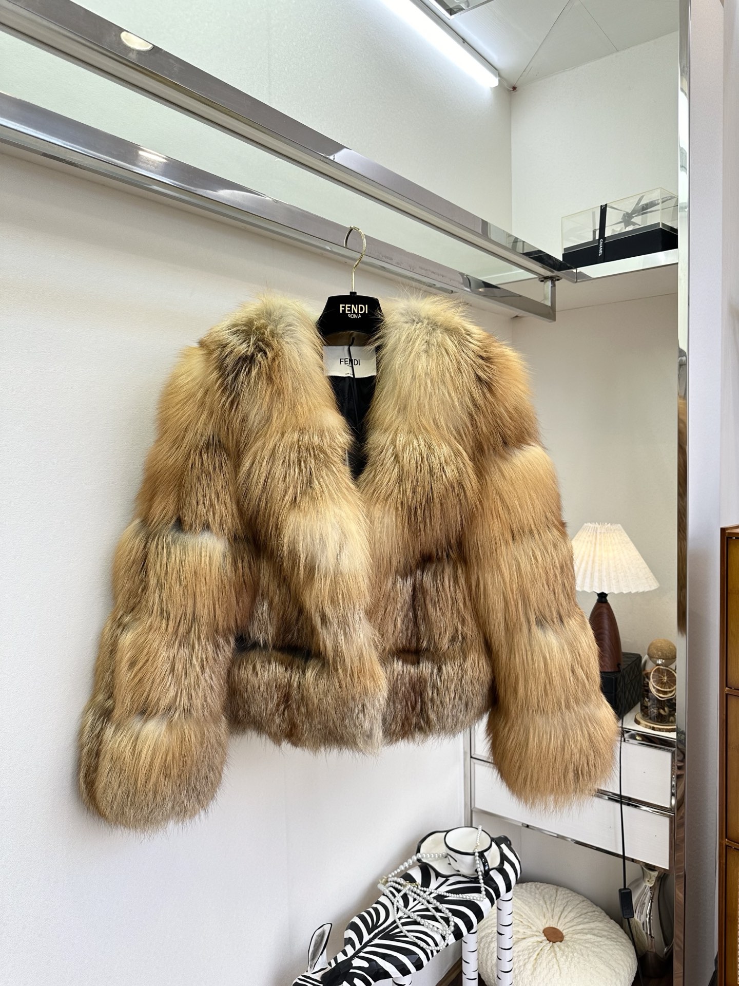 NO:677662,25F  In the long river of time, there are always some beautiful things worth cherishing. Jinhong fox fur is like a melodious poem, gently singing the story about nature and fashion. The soft fluff sways gently with the breeze, as if it is integrated with nature. Its existence is not deliberately publicized, but inadvertently.  Exuding a fresh and warm temperament, Jinhong Fox Fur is made of precious fox fur from nature. Each piece of fur has a natural temperature and breath. Designers use their inspiration and creativity to perfectly integrate this natural beauty with modern fashion to create one unique piece after another.  ●SIZE M L●, Fendi-clothing,fendi,1986090925 F 在时光的长河中,总有一些美好值得用心珍藏.金鸿狐狸毛皮草,宛如一首悠扬的诗篇,轻轻吟唱着关于自然与时尚的故事.那柔软的绒毛随着微风轻轻摇曳,仿佛与大自然融为一体.它的存在,没有刻意的张扬,却在不经意间散发出一种清新而温暖的气质,金鸿狐狸毛皮草,选用来自大自然的珍贵狐狸毛,每一片毛都带着自然的温度和气息.设计师们用他们的灵感和创意,将这份自然的美好与现代时尚完美融合,打造出一件又一件独具匠心的作品. ●SIZE M L●,芬迪-服装,fendi,,Women's clothing