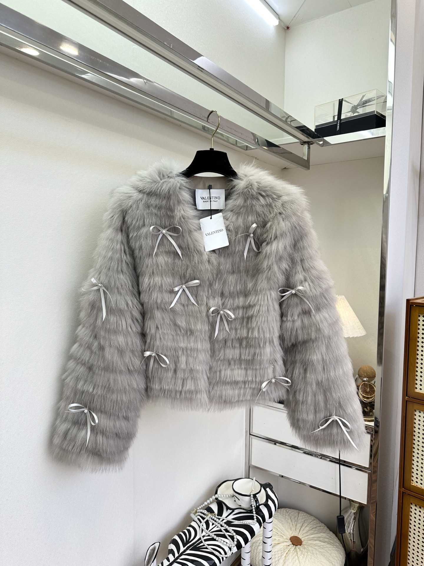 NO:689561,25 F Yujie’s fur coat is here  The texture of Valentino's luxury line is reflected in this pink mist fur, which is woven with fox fur all over and has a soft 'cloud-like shell'. The pile is so fluffy that it has a soft light filter, and it has a warm and soft touch against the skin. Small three-dimensional bows of the same color are scattered here and there.  The body is embellished with a sweet but not greasy girlish feel that neutralizes the nobility of fur. The short version neatly highlights the good proportions - the top of the body gives you the relaxed feeling of a wealthy daughter in winter. Whether it is a date for a banquet or a daily outing, it is a gentle and stylish look with its own focus.  ●SIZE one size fits all●,Valentino-clothing,valentino,valentino,jackets & coats,1986090925 F御姐皮草外套来喽 Valentino奢线质感落于这件粉雾皮草整身狐狸毛编织就软乎乎的“云感外壳”,绒峰蓬松到自带柔光滤镜,贴肤是裹满暖意的柔润触感.同色系立体小蝴蝶结错落点缀衣身,甜而不腻的少女感中和了皮草的贵气,短款版型利落衬出好比例——一上身便是富家千金的冬日松弛感,不管是约会赴宴还是日常出街,都是自带焦点的温柔杀. ●SIZE 均码●,华伦天奴-服装,valentino,valentino,jackets & coats,,Women's clothing