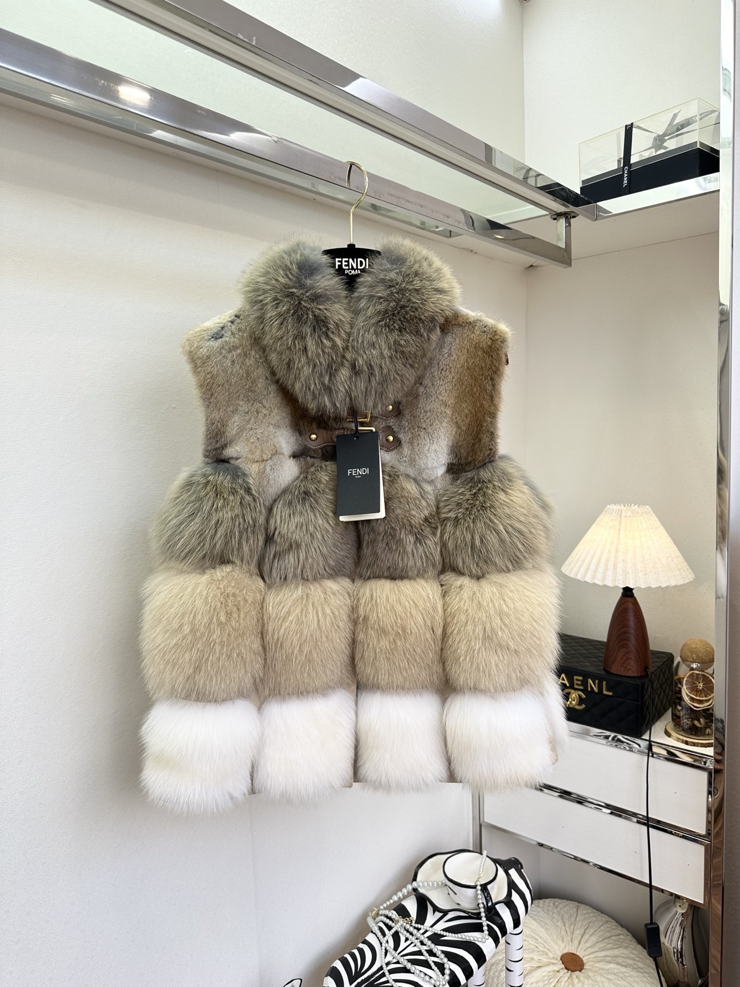 NO:677660,25 F This Fendi fox fur vest really understands the winter atmosphere!  The wild and fluffy fox fur collides with the gentle and delicate green-rooted mink. The gradient color scheme is gentle and noble. Pairing it with a sweater or dress can instantly enhance the style of the outfit and directly fill the atmosphere. ●SIZE s m l●, Fendi-clothing, fendi, fendi, skirts,1986090925 F 这件Fendi拼胎狐狸毛马甲太懂冬日氛围感了！狐狸毛的野性蓬松碰撞青根水貂的温润细腻,渐变配色温柔又显贵,搭针织衫或连衣裙都能瞬间拉高穿搭格调,氛围感直接拉满. ●SIZE s m l●,芬迪-服装,fendi,fendi,skirts,,Women's clothing