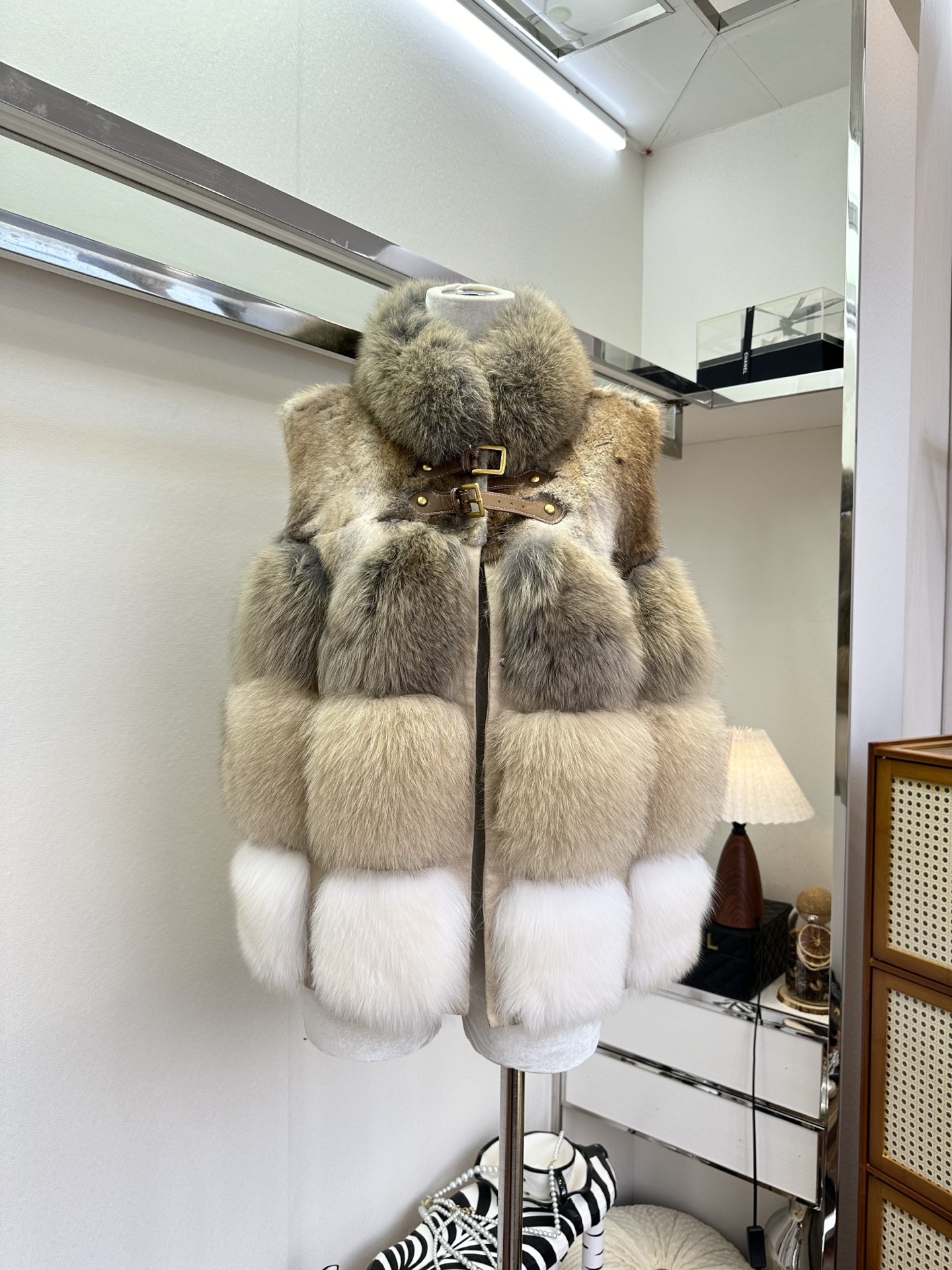 NO:689559,25 F This Fendi fox fur vest really understands the winter atmosphere!  The wild and fluffy fox fur collides with the gentle and delicate green-rooted mink. The gradient color scheme is gentle and noble. Pairing it with a sweater or dress can instantly enhance the style of the outfit and directly fill the atmosphere. ●SIZE s m l●, Fendi-clothing, fendi, fendi, skirts,1986090925 F 这件Fendi拼胎狐狸毛马甲太懂冬日氛围感了！狐狸毛的野性蓬松碰撞青根水貂的温润细腻,渐变配色温柔又显贵,搭针织衫或连衣裙都能瞬间拉高穿搭格调,氛围感直接拉满. ●SIZE s m l●,芬迪-服装,fendi,fendi,skirts,,Women's clothing