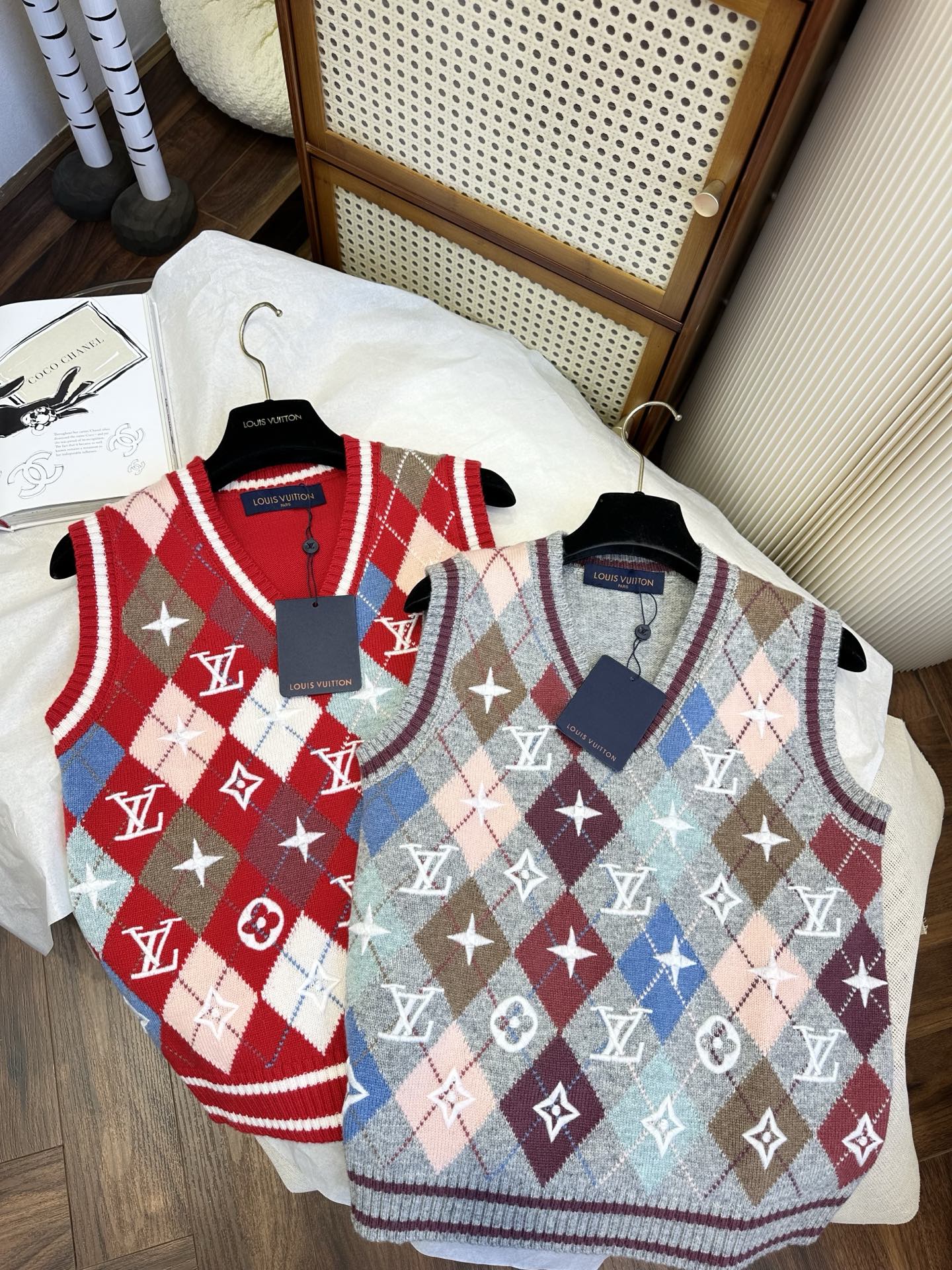 NO:689558,25 F Who can refuse Lv presbyopia knitted classic and timeless colorful geometric pattern sweet girl gospel ●SIZE s m l ●, Louis Vuitton-clothing, louis vuitton, louis vuitton,1986090925 F 谁能拒绝Lv老花针织 经典不过时 彩色的几何格型 甜妹儿福音  ●SIZE s m l ●,路易威登-服装,louis vuitton,louis vuitton,,Women's clothing