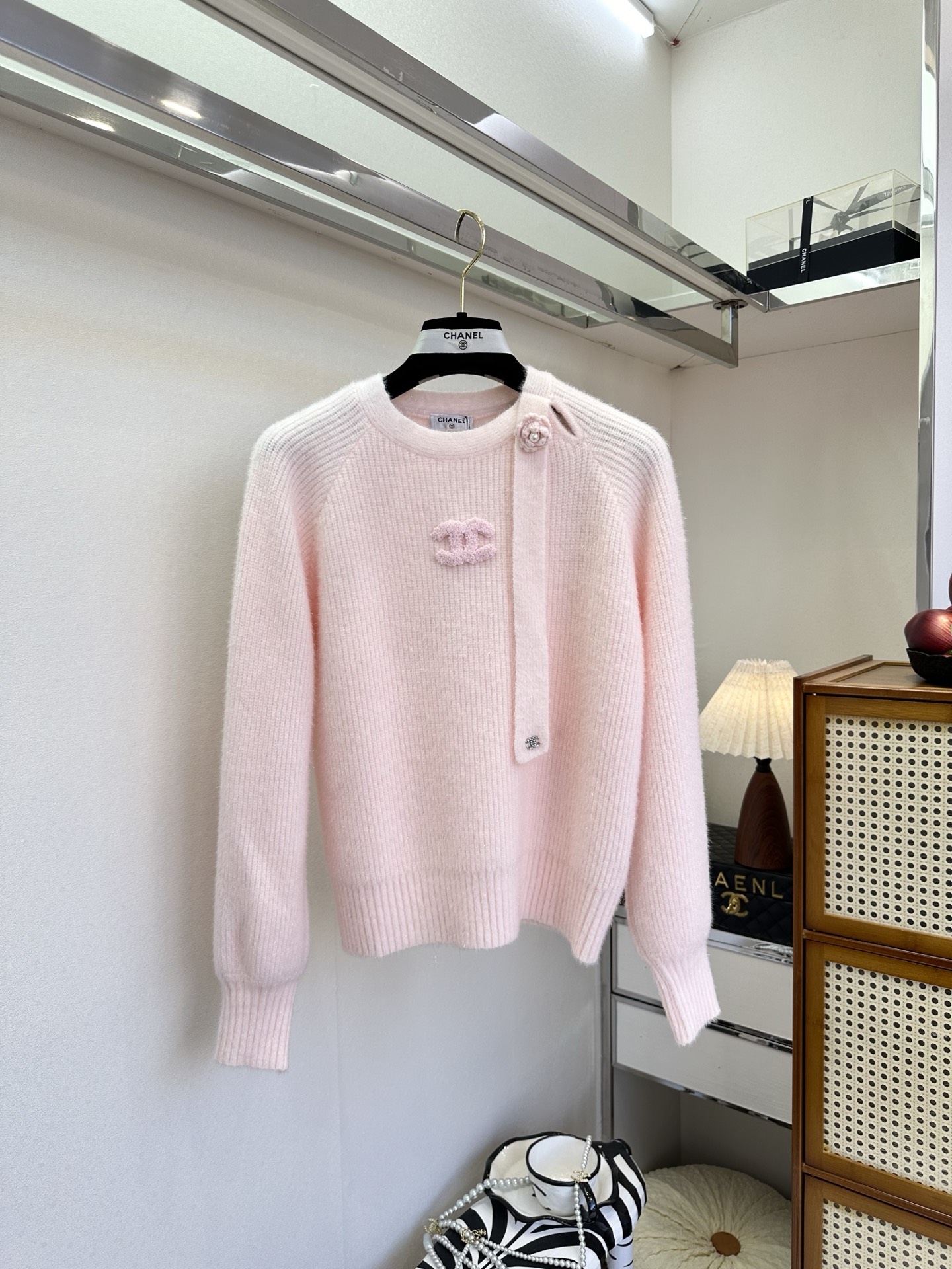 NO:689552,25 F Xiaoxiang also has a sweet girl style. This pullover sweater with vertical stripe weave is really good for reducing age. The three-dimensional double C logo decoration and knitted corsage ribbon are so matching. Wear it alone and wear it with inner layers. ●SIZE s m l ●, Chanel - clothing, chanel,1986090925 F 小香也出甜妹儿风了 这款竖条织法的套头针织衫 真的好减龄 立体的双c logo装饰和针织胸花飘带 太搭了吧 单穿内搭都美出天际 ●SIZE s m l ●,香奈儿-服装,chanel,,Women's clothing