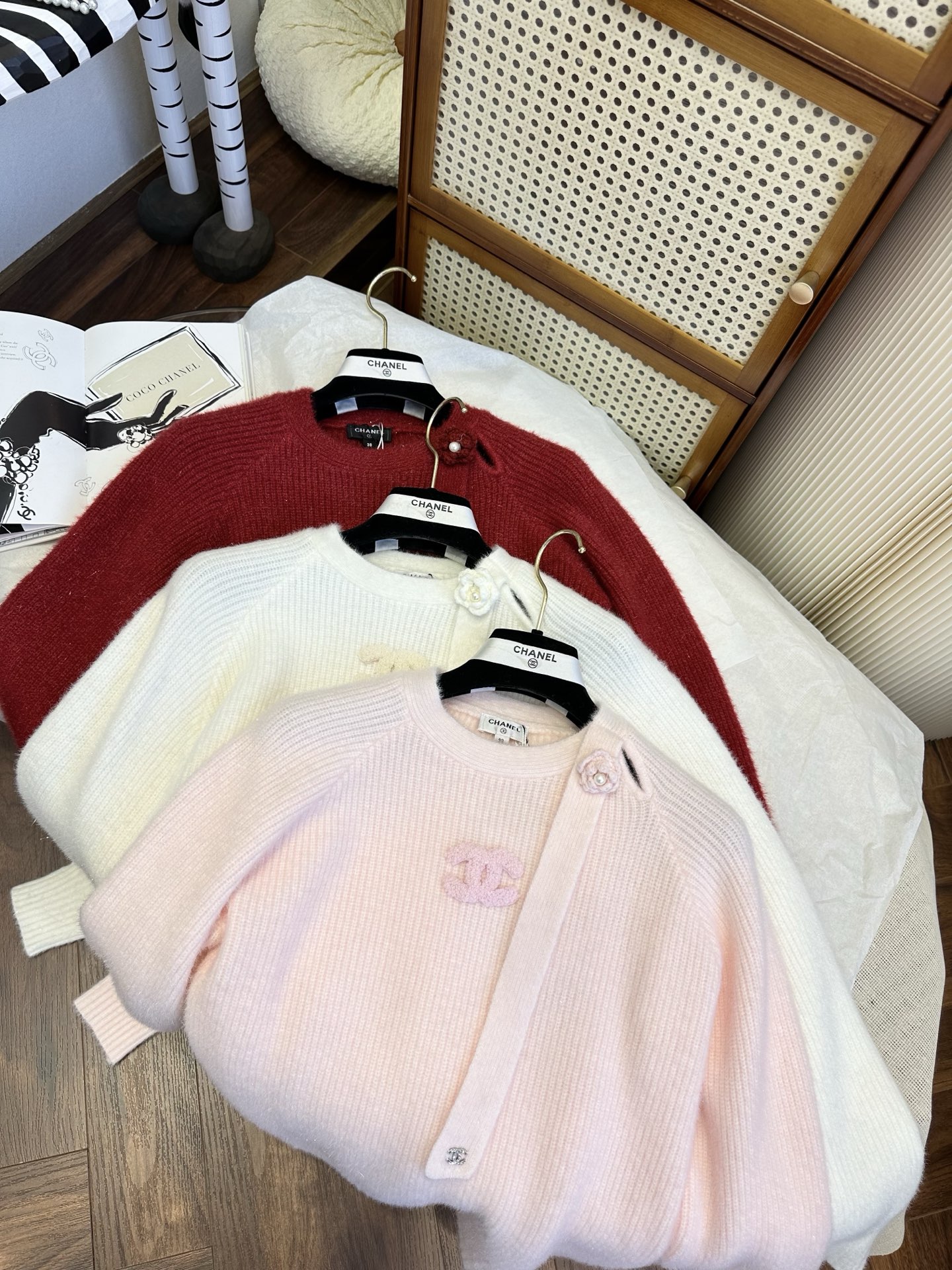 NO:689555,25 F Xiaoxiang also has a sweet girl style. This pullover sweater with vertical stripe weave is really good for reducing age. The three-dimensional double C logo decoration and knitted corsage ribbon are so matching. Wear it alone and wear it with inner layers. ●SIZE s m l ●, Chanel - clothing, chanel,1986090925 F 小香也出甜妹儿风了 这款竖条织法的套头针织衫 真的好减龄 立体的双c logo装饰和针织胸花飘带 太搭了吧 单穿内搭都美出天际 ●SIZE s m l ●,香奈儿-服装,chanel,,Women's clothing